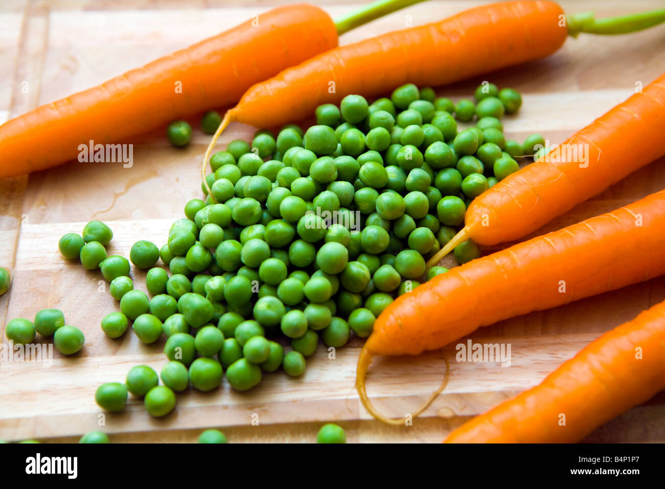 Erbsen und Karotten Stockfoto