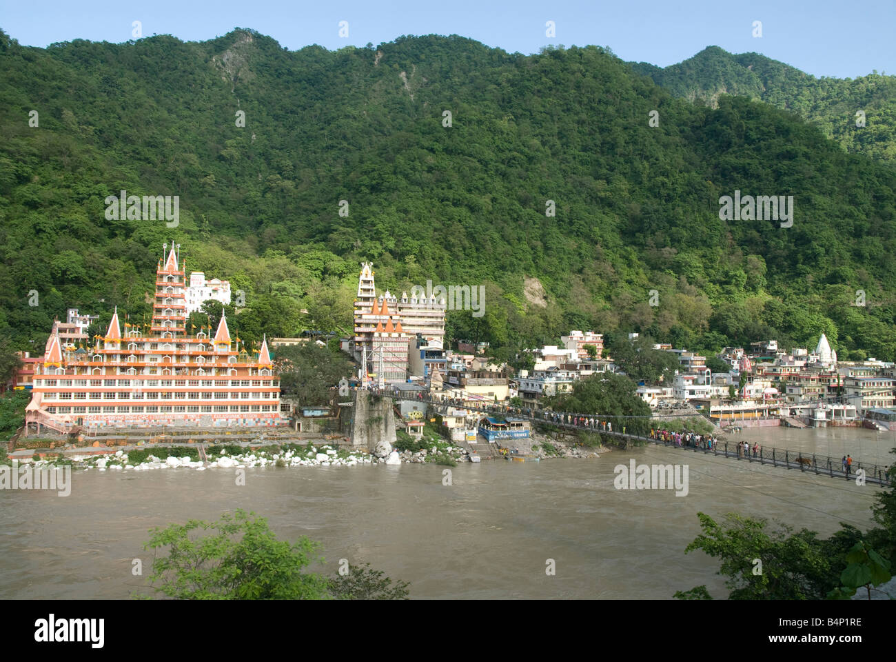 Indien Uttarakhand Rishikesh Ram Jhula Brücke über den Ganges Stockfoto