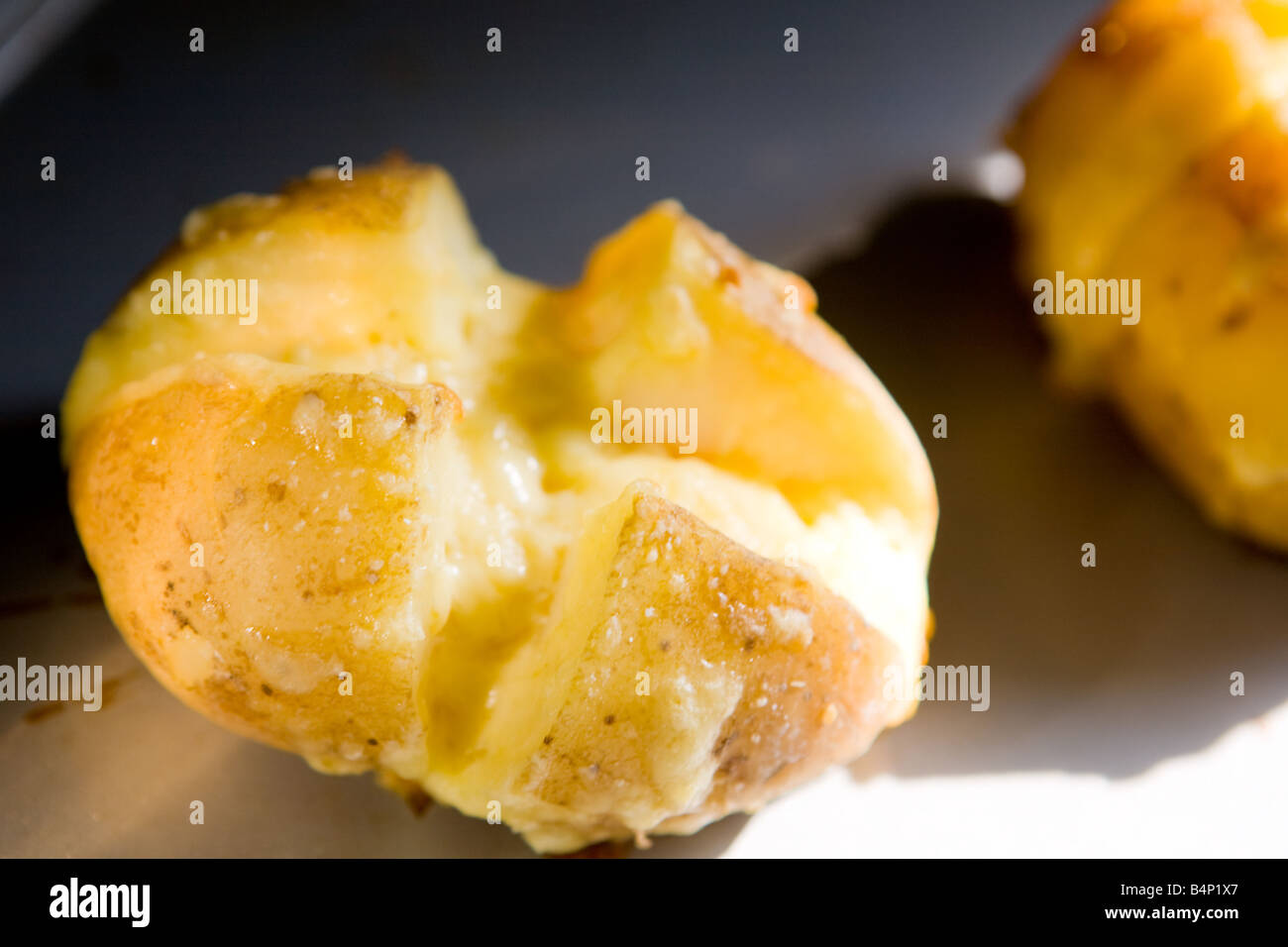 gebackene Kartoffeln mit Käse Stockfoto