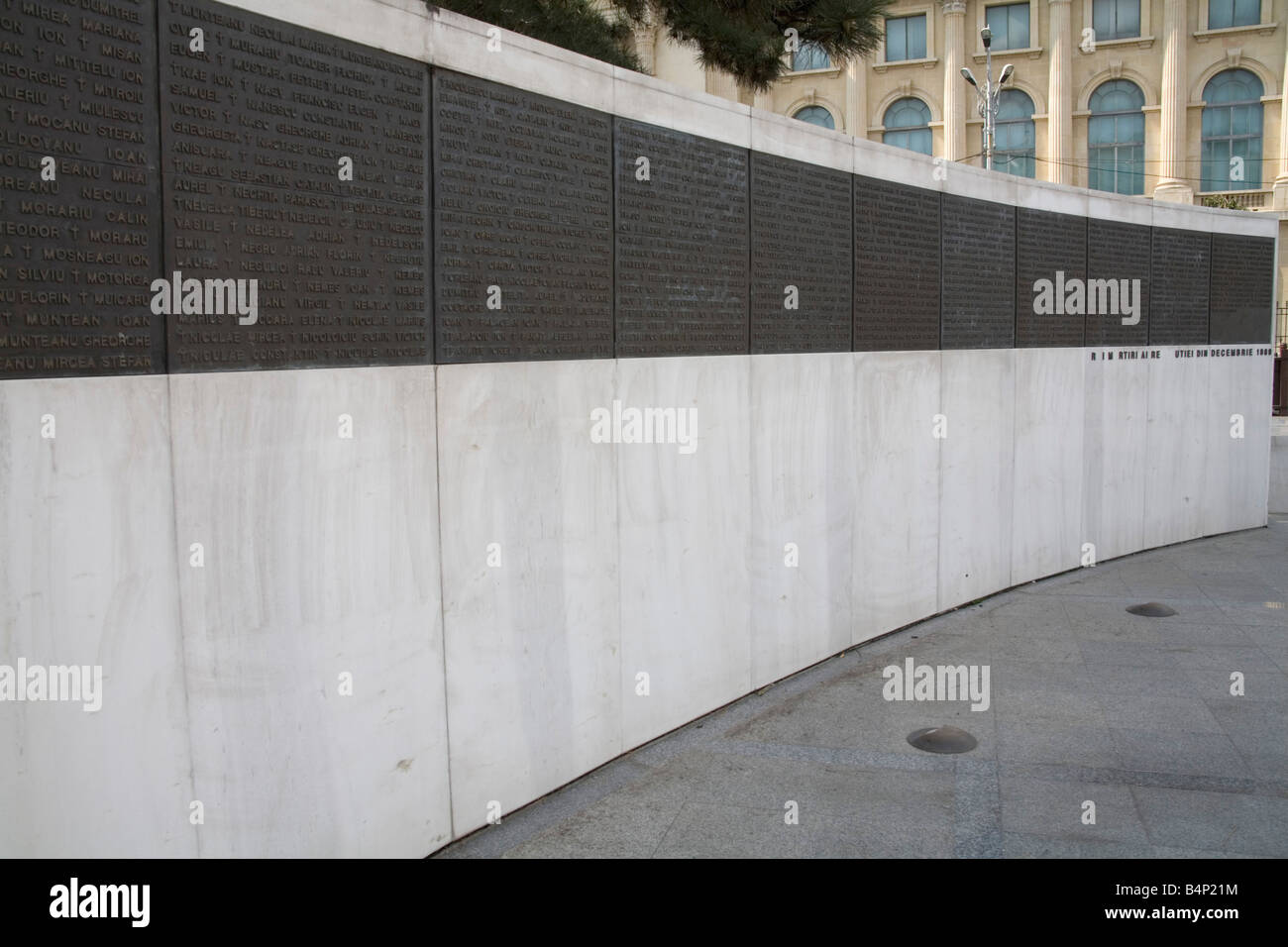 Bukarest Rumänien EU September Metall Plaketten in einem Marmor Wand mit Namen von Rumänen, die in der Revolution 1989 umkehrte, der Kommunismus tötete Stockfoto