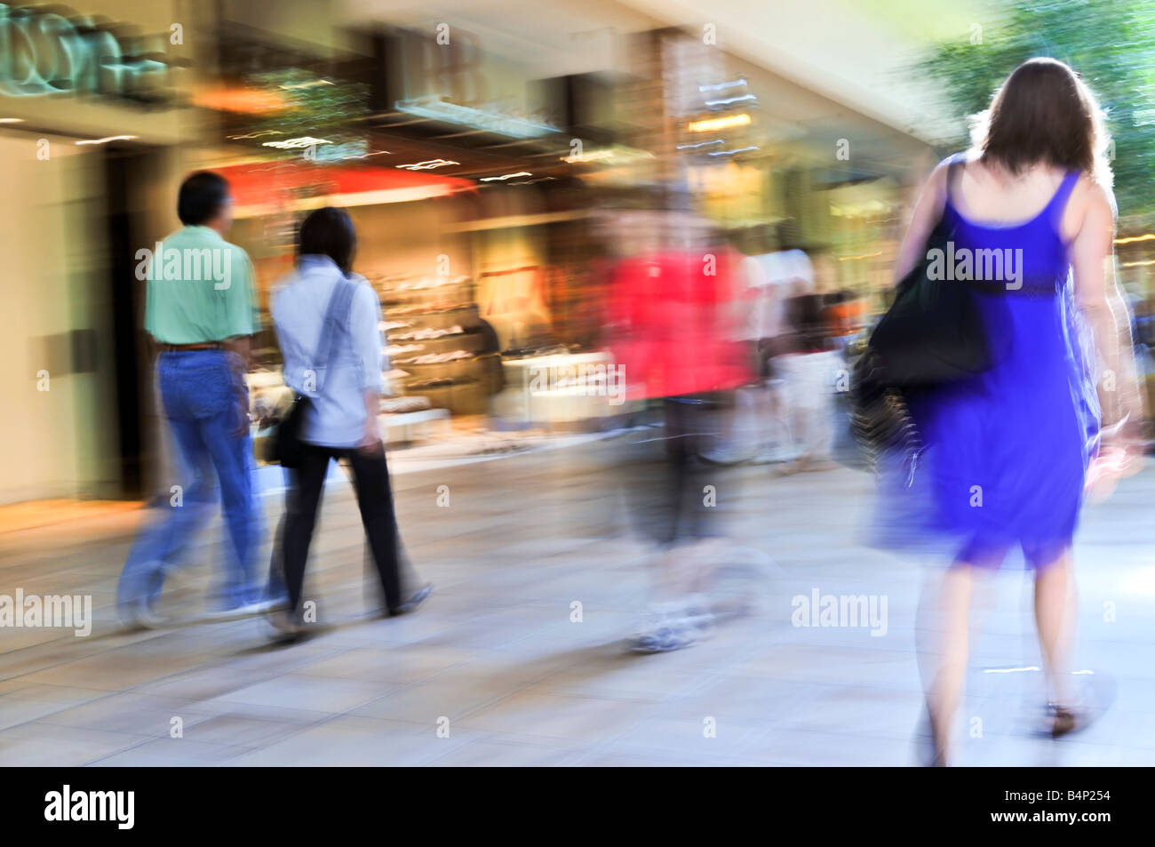 Menschen beim Einkaufen in einem Einkaufszentrum schwenken Schuss absichtlich in der Kamera Bewegungsunschärfe Stockfoto