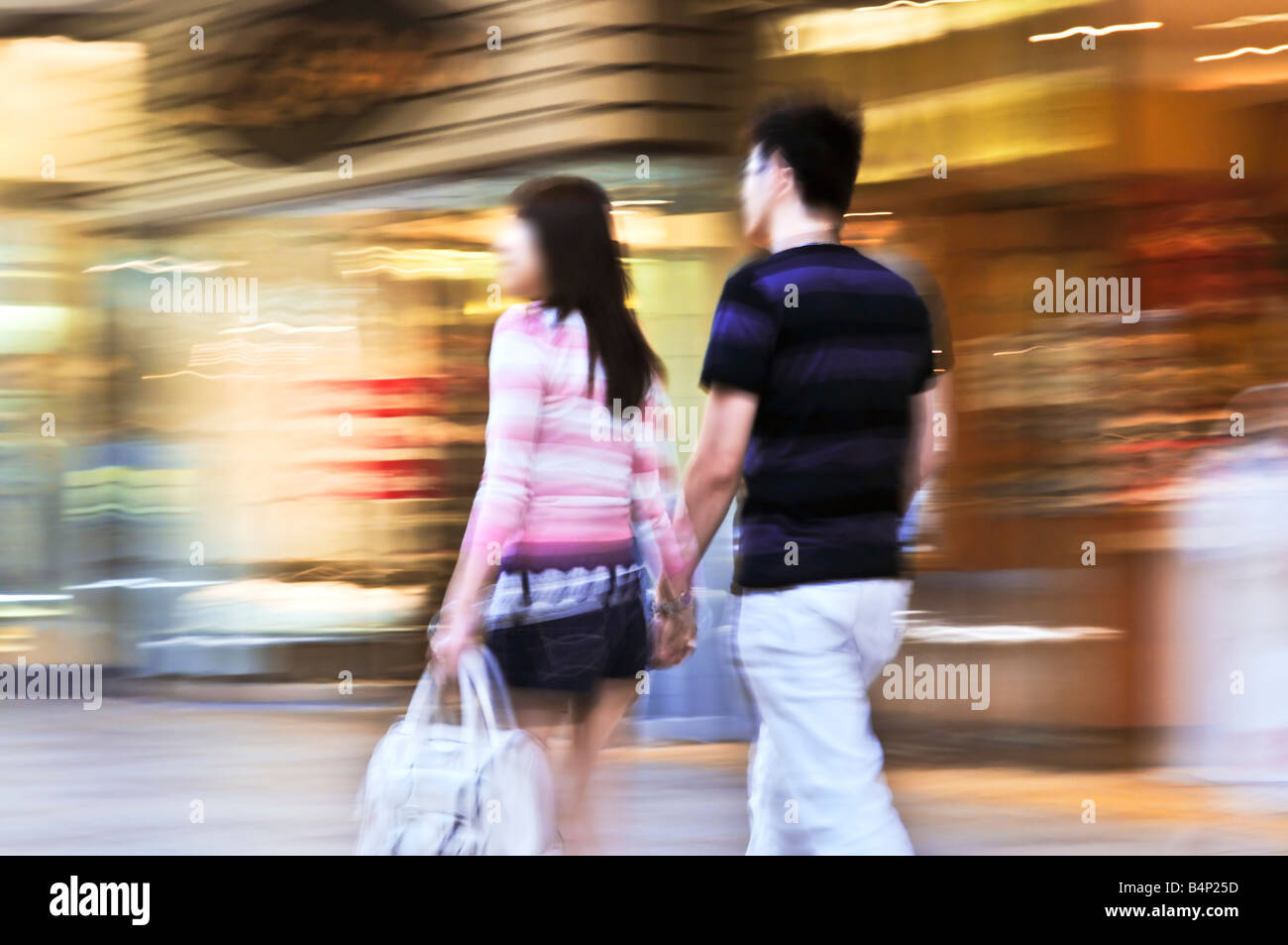 Paar in einem Einkaufszentrum shoppen Schuss absichtlich in der Kamera schwenken Bewegungsunschärfe Stockfoto