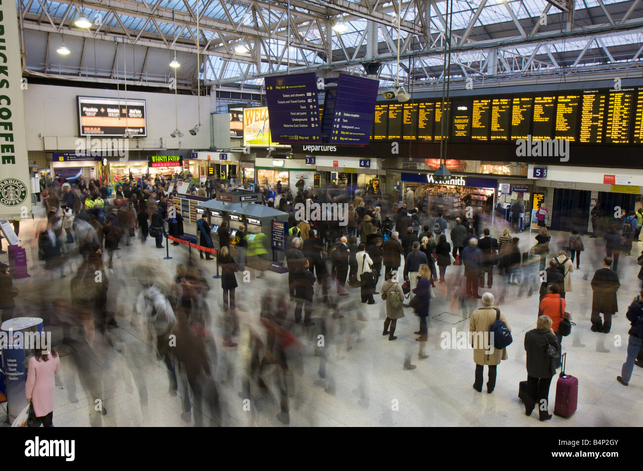 Bewegungsunschärfe von Pendlern in London Waterloo Station, Waterloo, London, UK Stockfoto