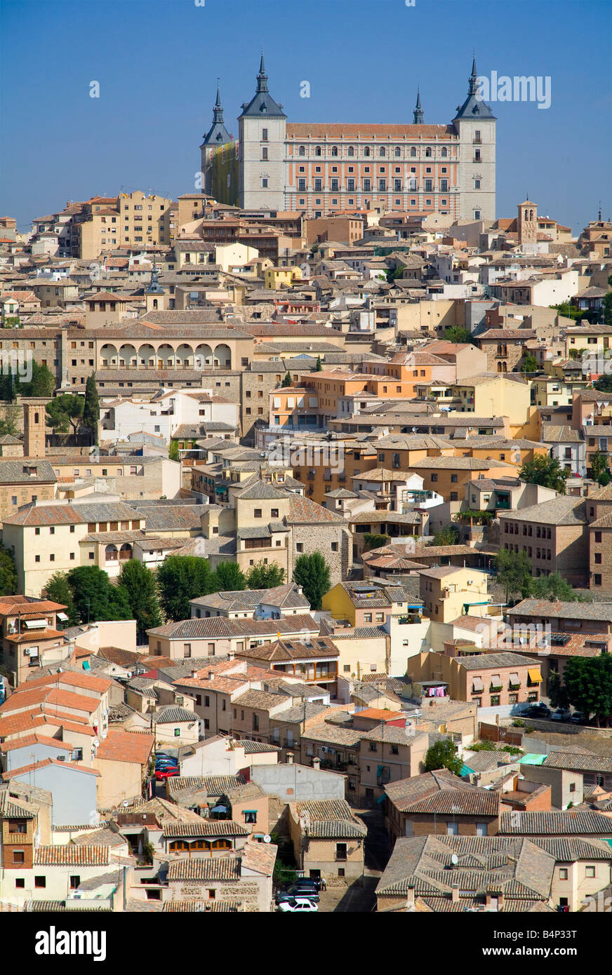 Ansicht von Toledo, gekrönt von der Alcázar Stockfoto