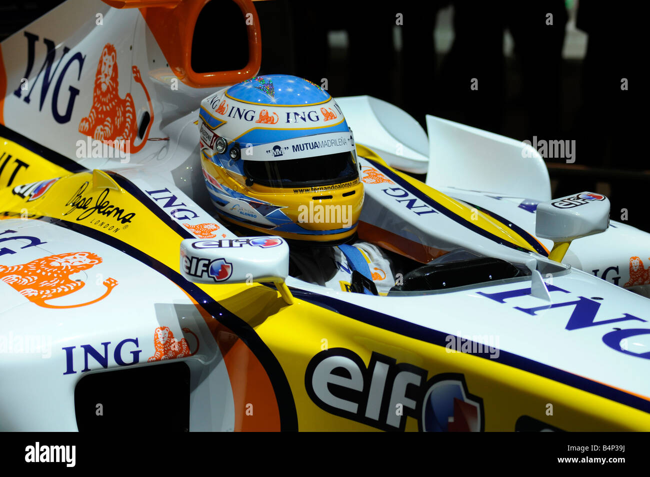 Ein Formel1 Rennwagen mit einem Dummy-Piloten vom französischen Automobilhersteller Renault, ausgestellt auf der Paris International Auto Motor Show Stockfoto