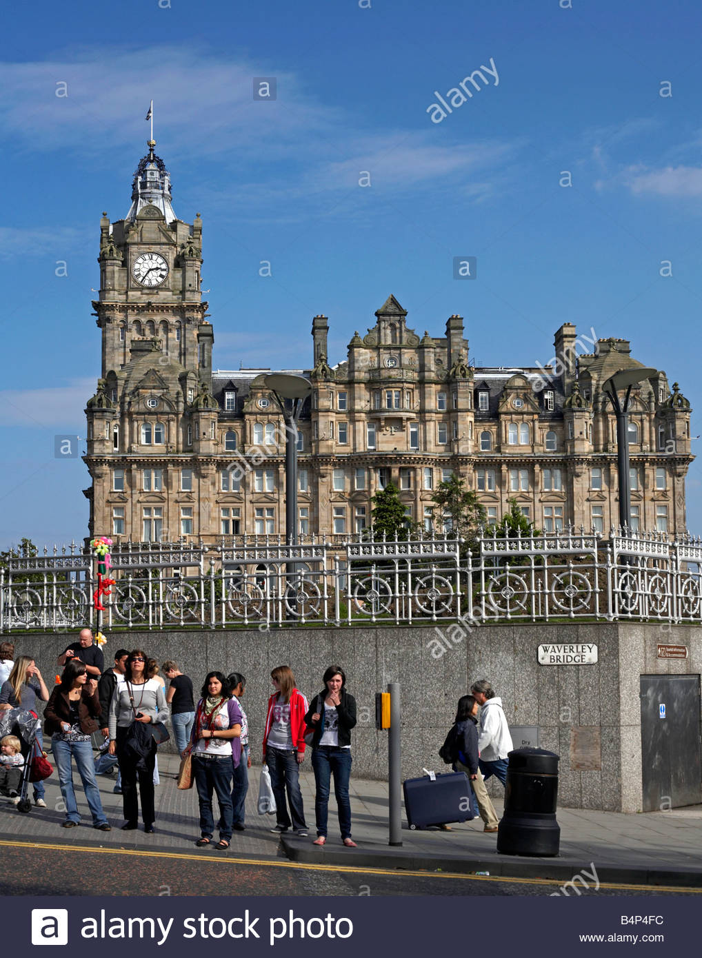 Balmoral Hotel und Waverley bridge Edinburgh Schottland Stockfoto