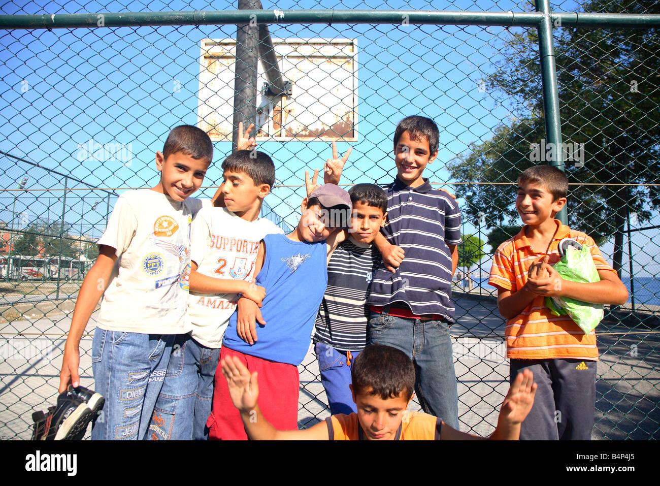 Kinder jungen Kinder spielen im Saltanahmet, Istanbul, Türkei Stockfoto