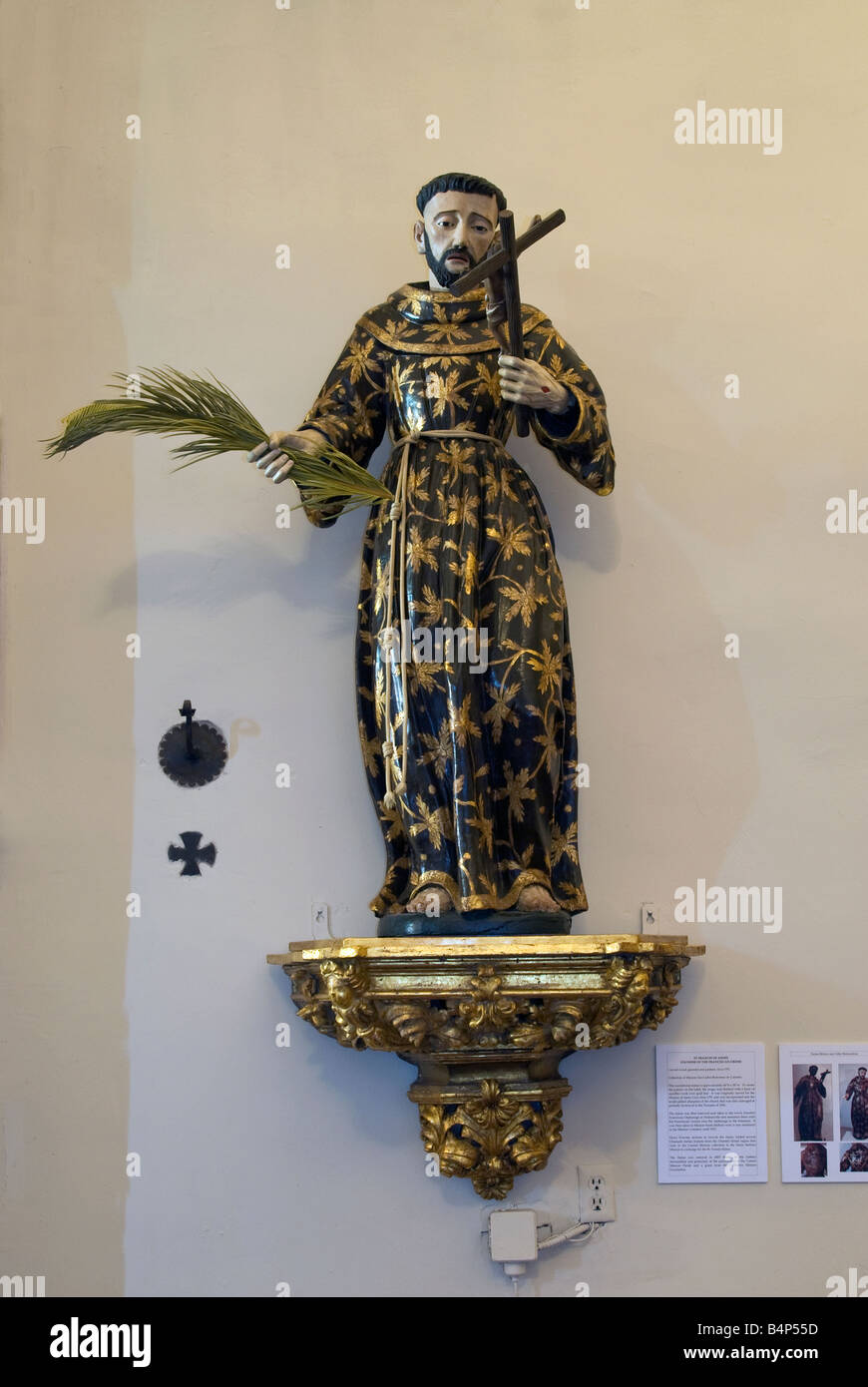 Geschnitzte Holz polychrome Statue von Str. Francis von Assisi an Mission San Carlos de Borromeo in Carmel by The Sea Kalifornien USA Stockfoto