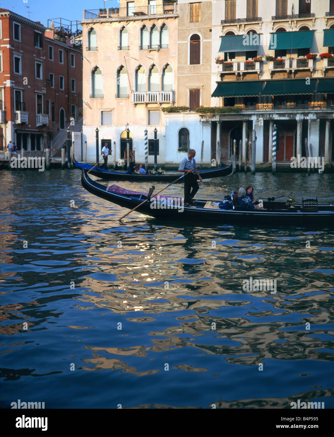 Ruderer und Gondel in der späten Abendsonne auf dem Canal Grande - Venedig Stockfoto