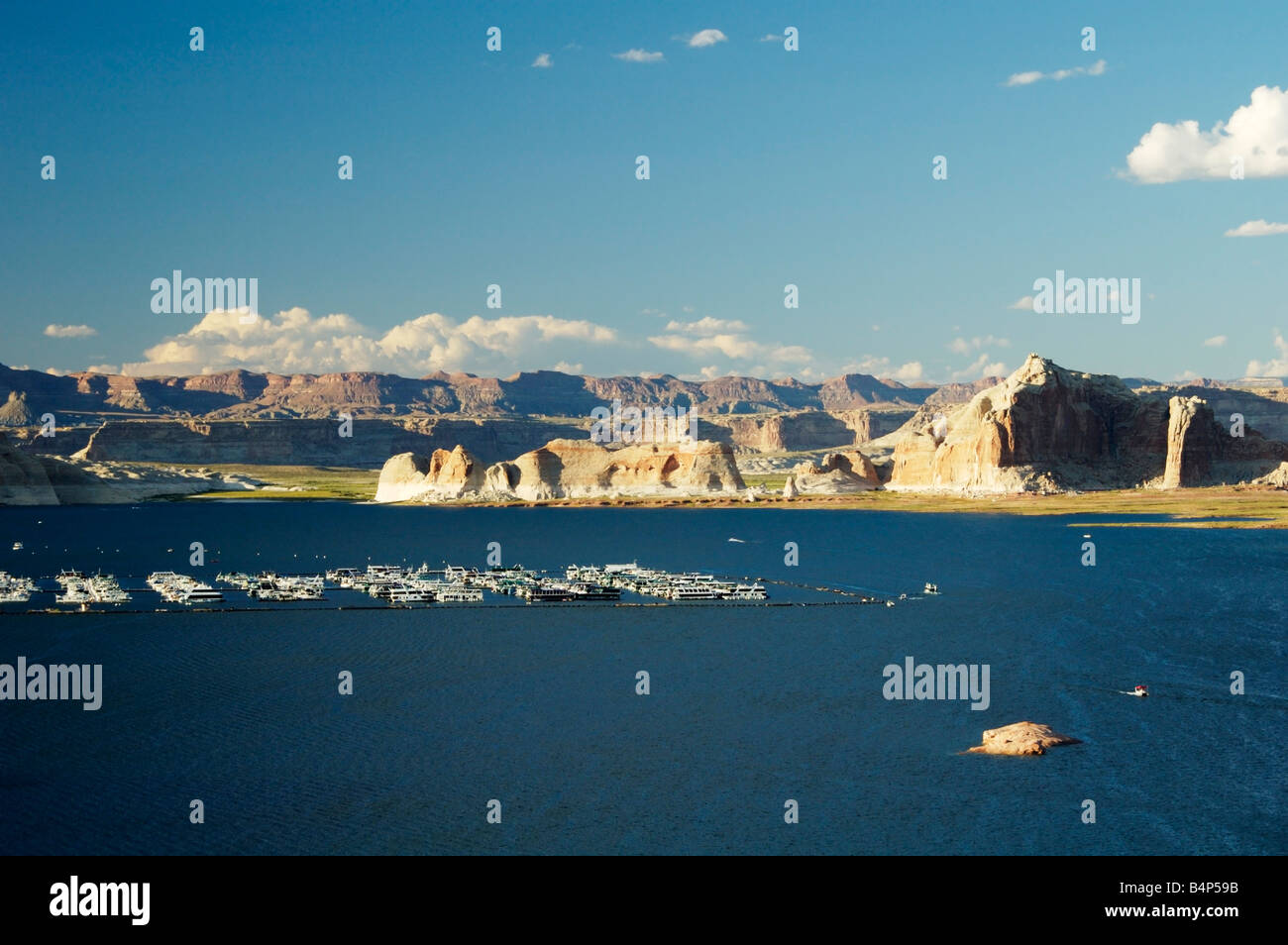 Sandstein-Formationen am Lake Powell in der Glen Canyon National Recreation Area Hausboote und Ausflugsschiffe angedockt Stockfoto