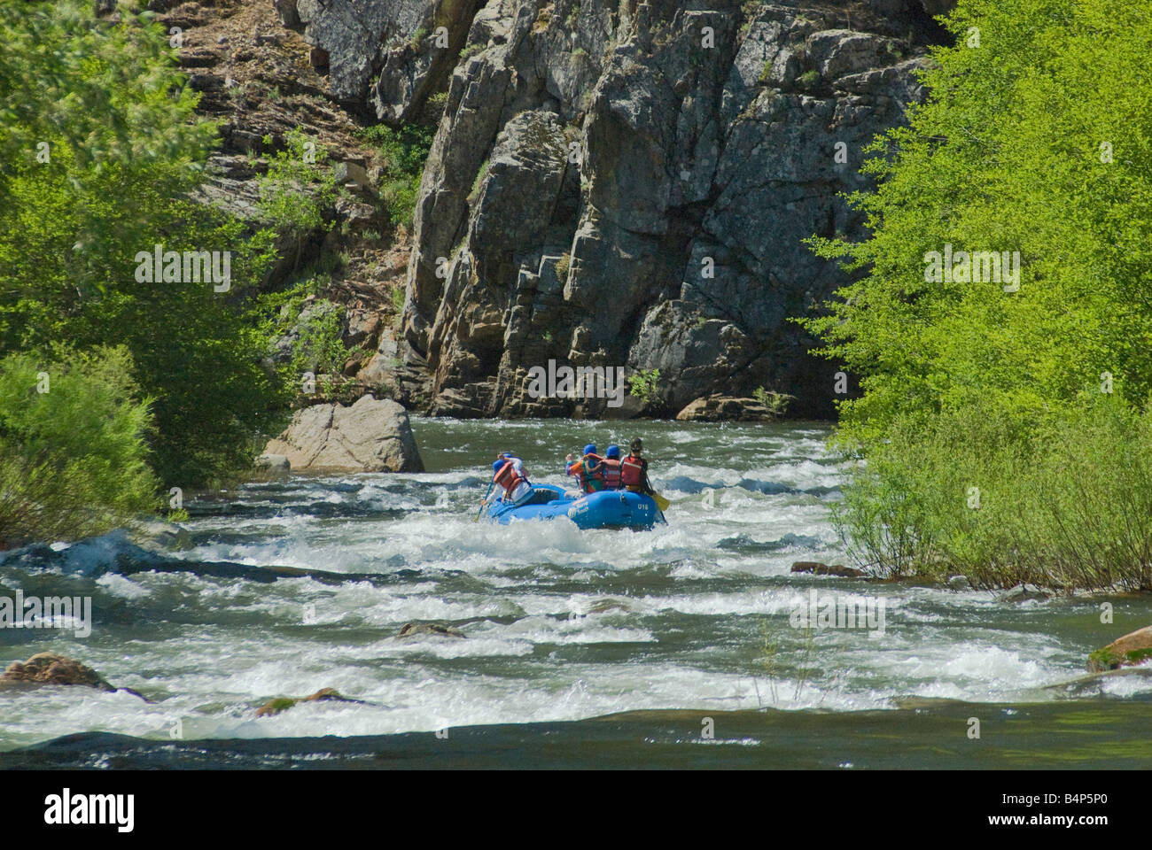 Aufblasbare Flöße schießen auf den Kern River Stromschnellen Sierra Nevada Kalifornien USA Stockfoto