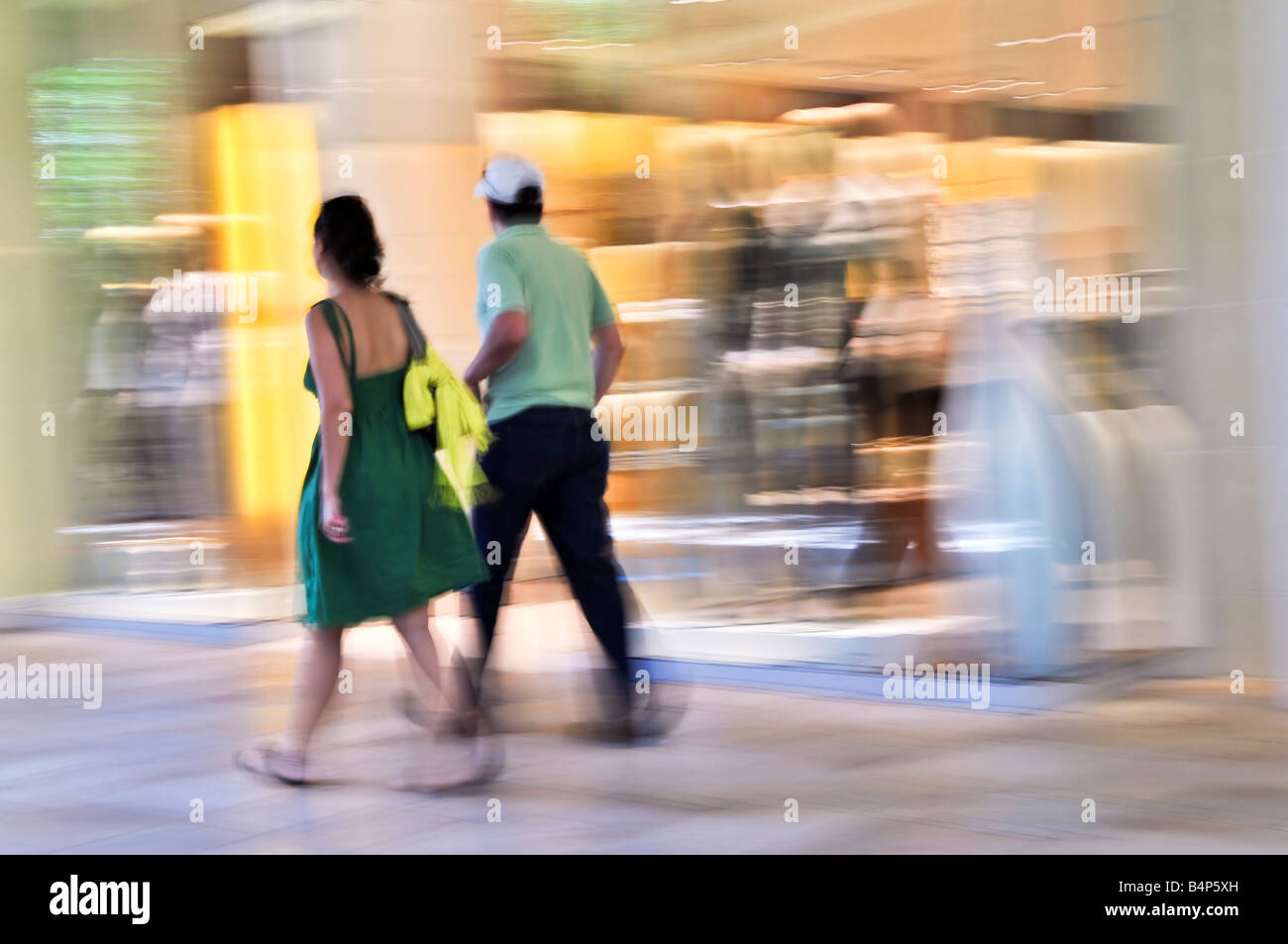 Paar in einem Einkaufszentrum shoppen Schuss absichtlich in der Kamera schwenken Bewegungsunschärfe Stockfoto