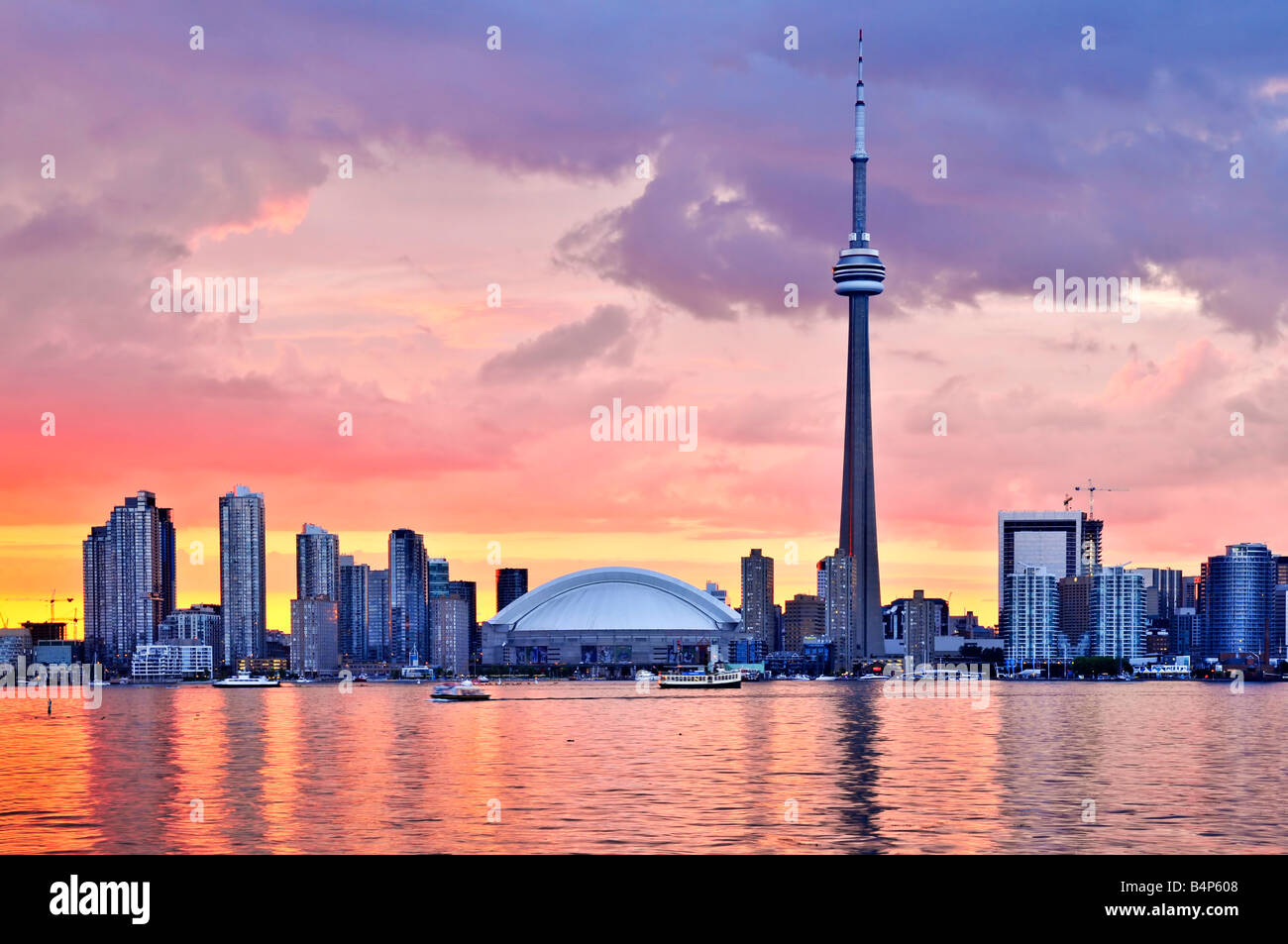 Malerische Aussicht auf Toronto City Waterfront Skyline bei Sonnenuntergang Stockfoto