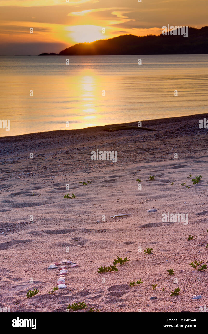 Arrow Rock Design entlang des Strandes in Agawa Bay bei Sonnenuntergang, Lake Superior, Lake Superior Provincial Park, Ontario, Kanada. Stockfoto