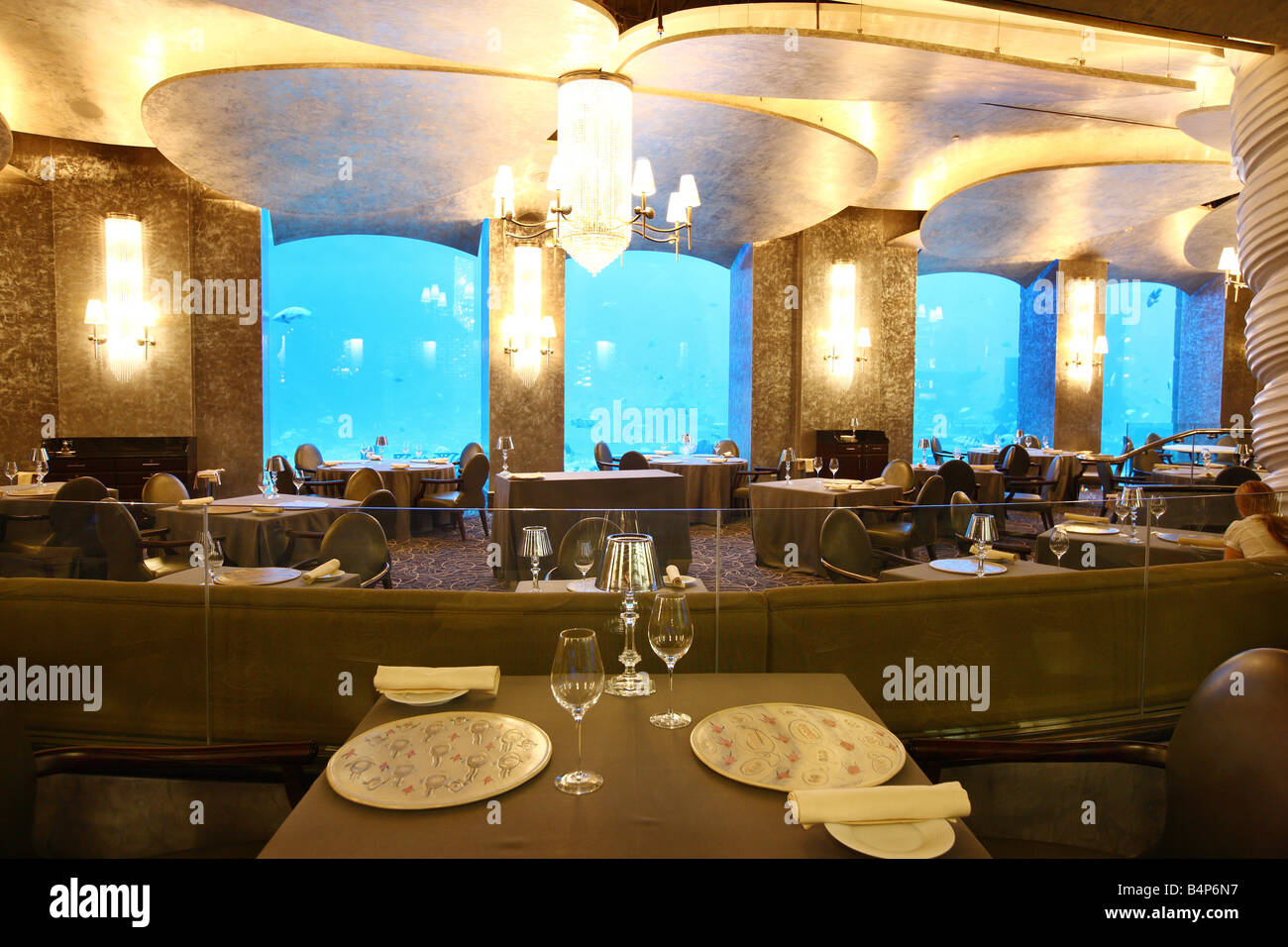 Hotel Atlantis, The Palm, Dubai, Vereinigte Arabische Emirate. Ossiano Fischrestaurant mit Blick auf die Ambassador Lagoon Aquarium. Stockfoto