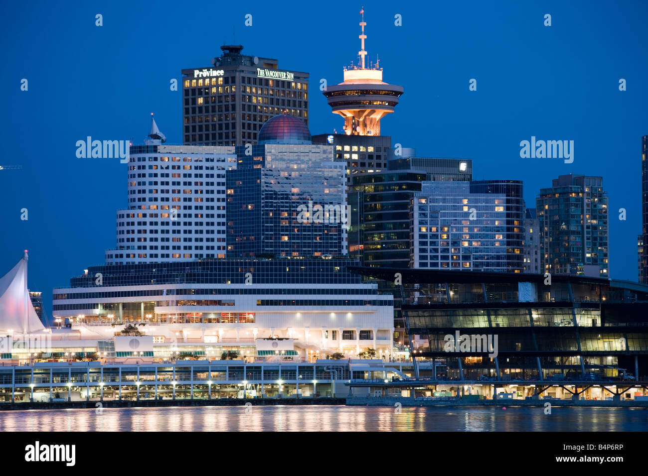 Skyline von Downtown Vancouver an der Dämmerung, Britisch-Kolumbien, Kanada vom Stanley Park Stockfoto