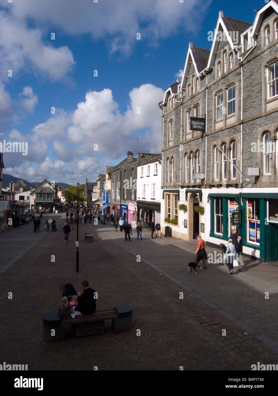 Main Street im Zentrum Stadt Keswick Cumbria England Stockfoto