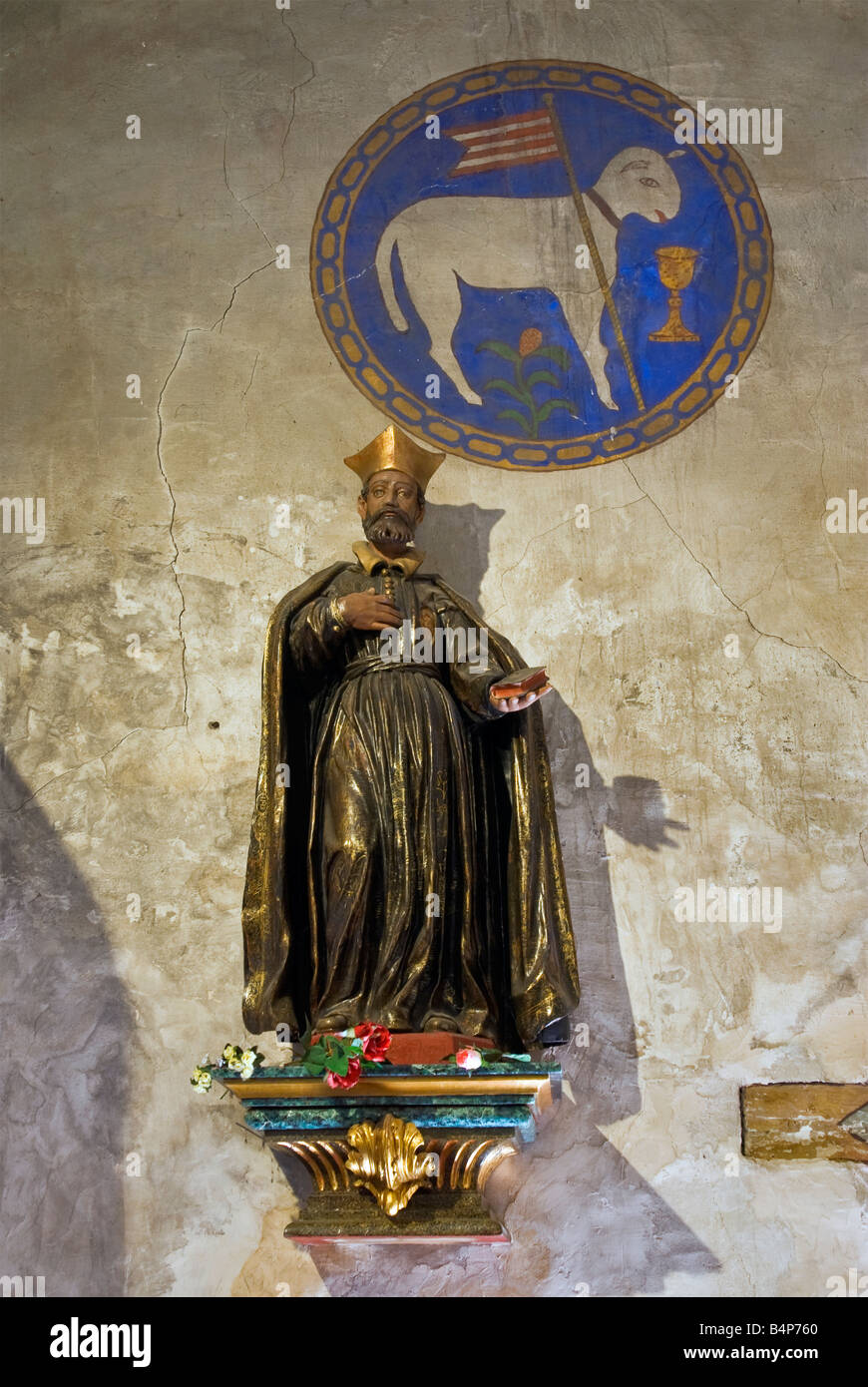 Geschnitzte Holz polychrome Statue an Mission San Carlos de Borromeo de Carmelo in Carmel by The Sea Kalifornien USA Stockfoto