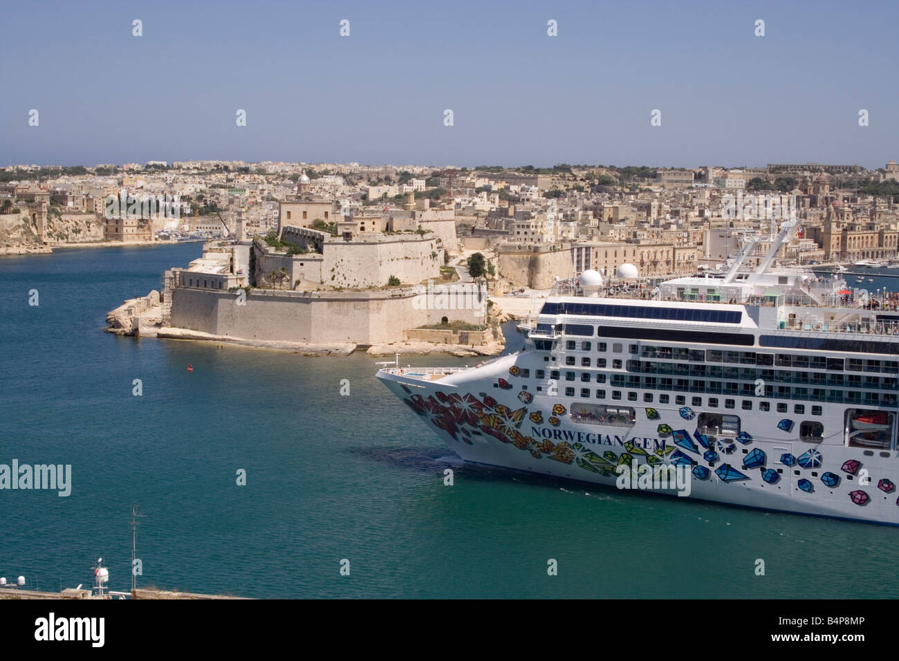 Mittelmeer Reise und Tourismus. das Kreuzfahrtschiff Norwegian Gem ab grand Malta's Hafen, mit Fort St. Angelo im Hintergrund Stockfoto