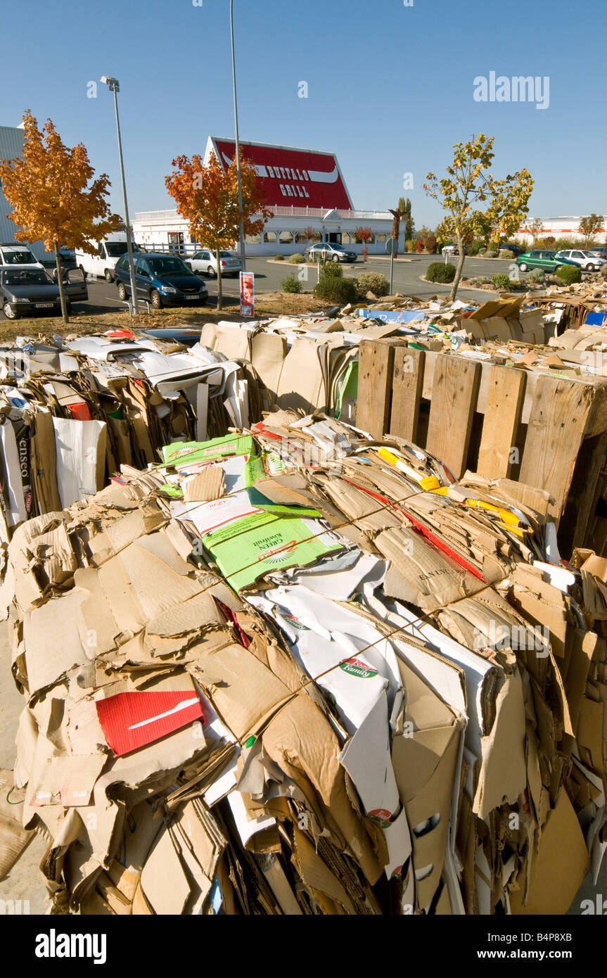 Bündel von Abfall Kartonverpackungen warten auf Verwertung außerhalb Superstore, Frankreich. Stockfoto