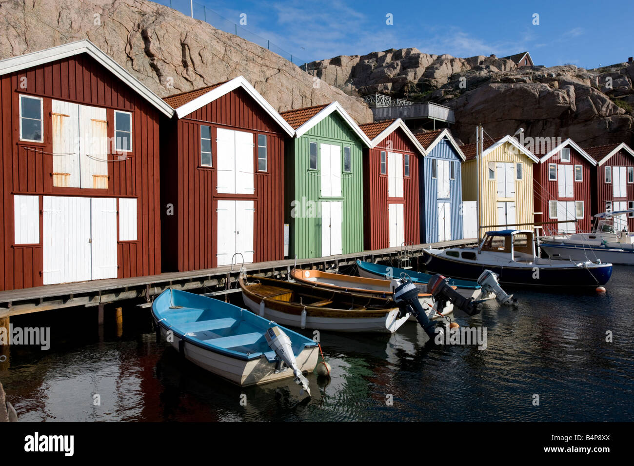 Smogen; Boote und bunte Bootshäuser im Fischerdorf Smogen an der Bohuslan-Küste in Westschweden Stockfoto
