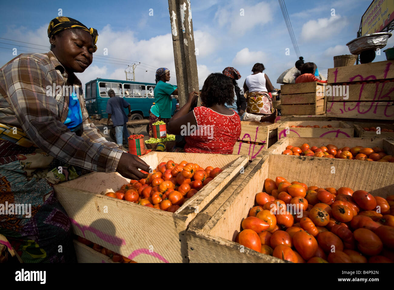 Tomaten-Anbieter auf Agbogboloshie Markt in Accra Ghana Stockfoto