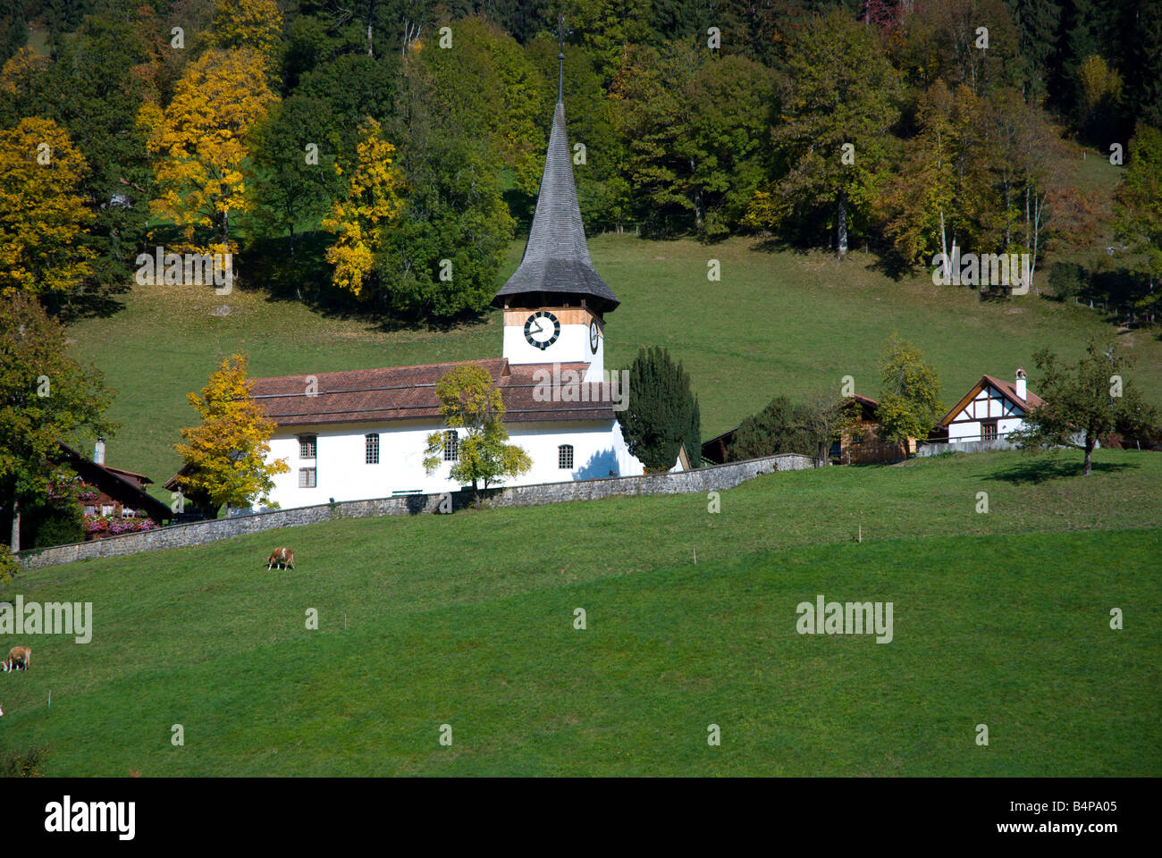 Schweizer Bergkirche mit Dorf-Uhr Stockfoto