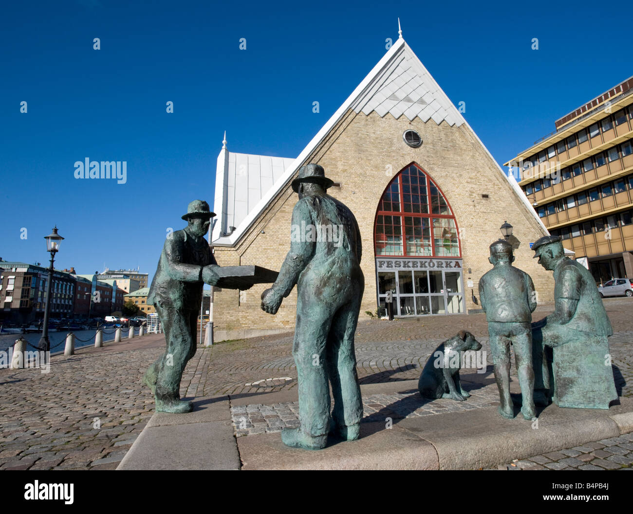 Bronzeplastik von Fischmarktarbeitern außerhalb des Fischmarktgebäudes von Feskekorka im Zentrum von Gothenburg Schweden Stockfoto