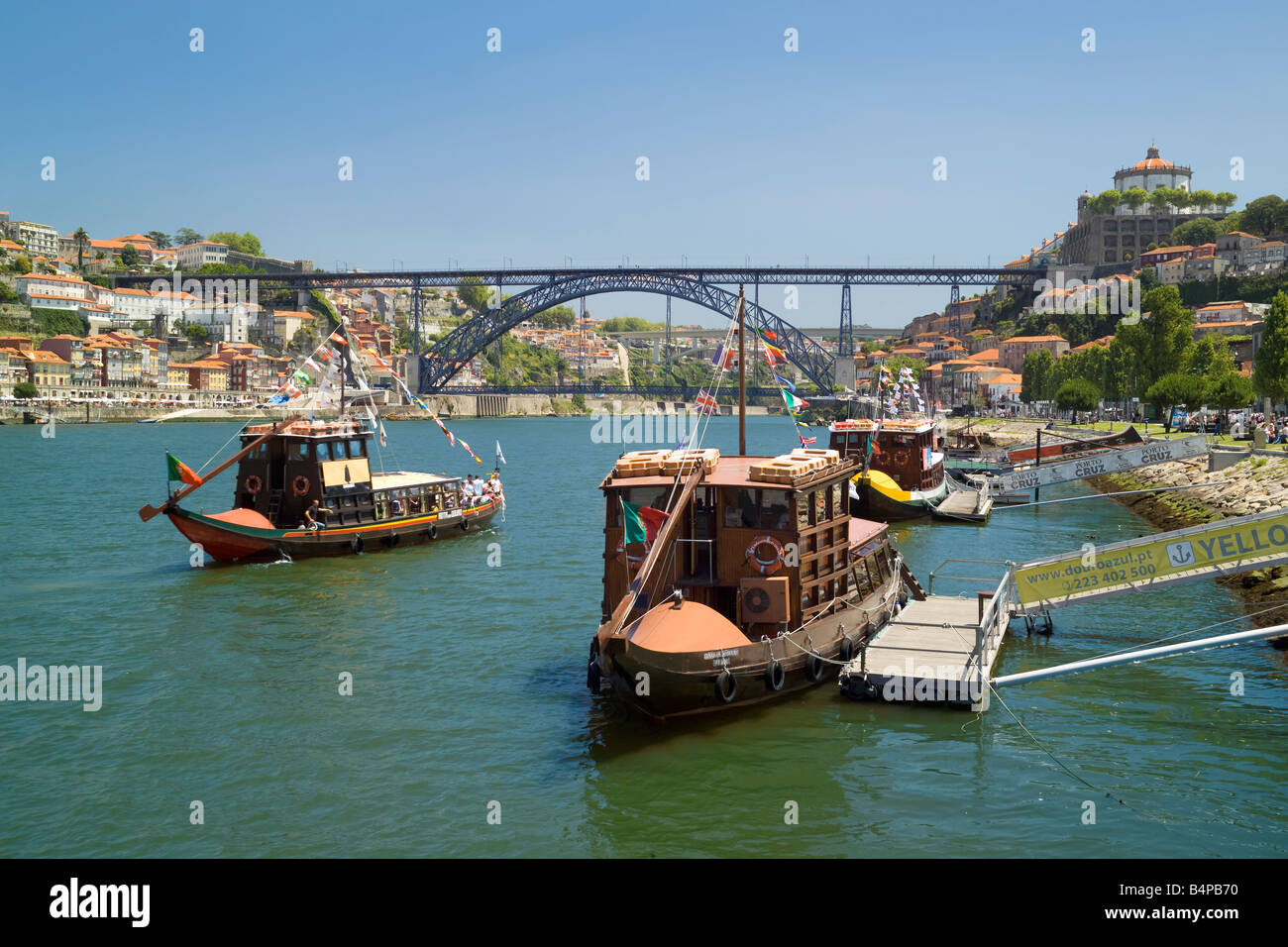 Portugal-Costa Verde, Porto, Fluss Exkursion Lastkähne auf dem Fluss Douro und die Ponte Dom Luís ich überbrücken, entworfen von Eiffel Stockfoto