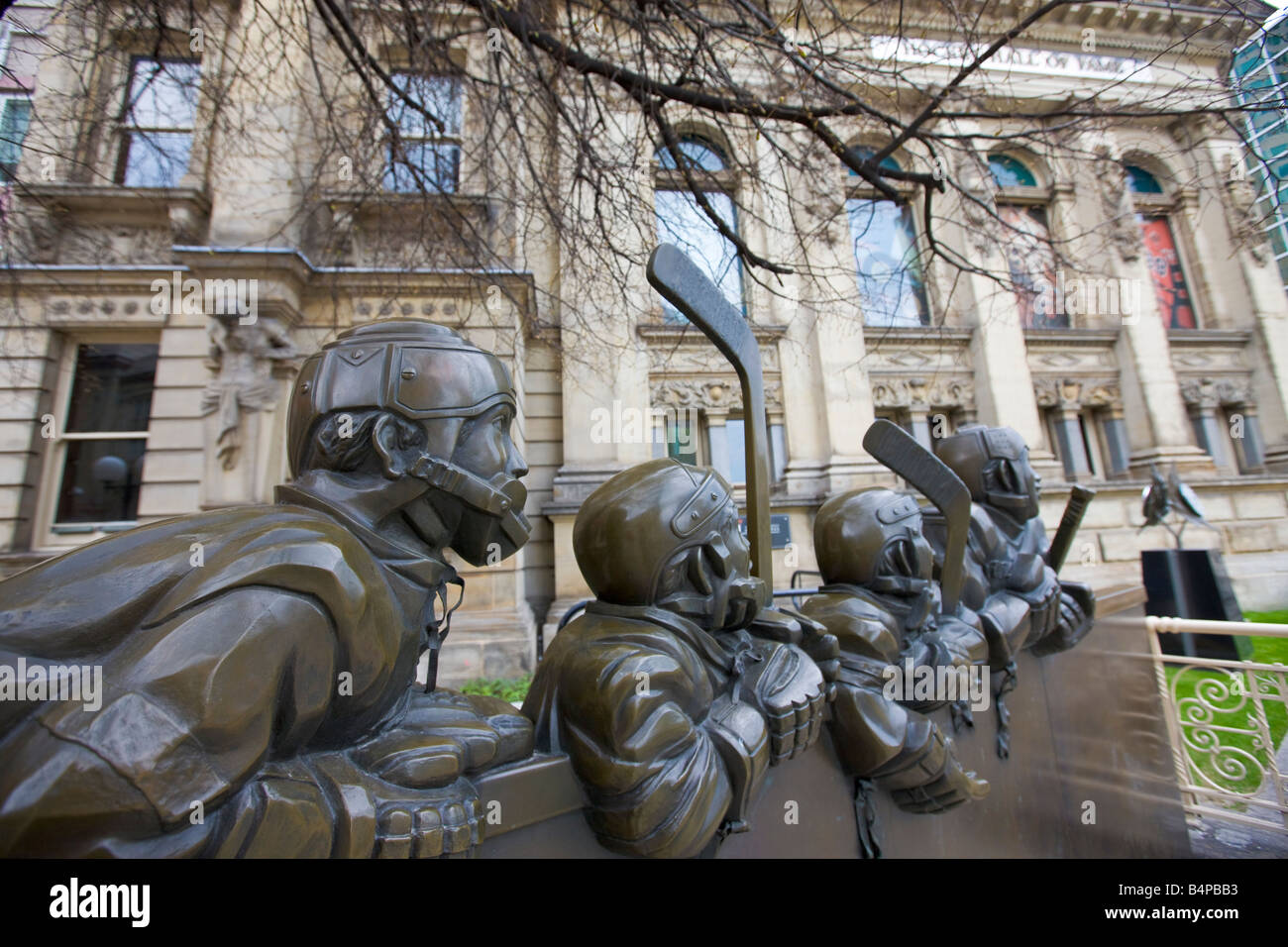 Bronze-Skulptur "Unser Spiel" außerhalb der Hockey Hall Of Fame, Innenstadt von Toronto, Ontario, Kanada. Stockfoto