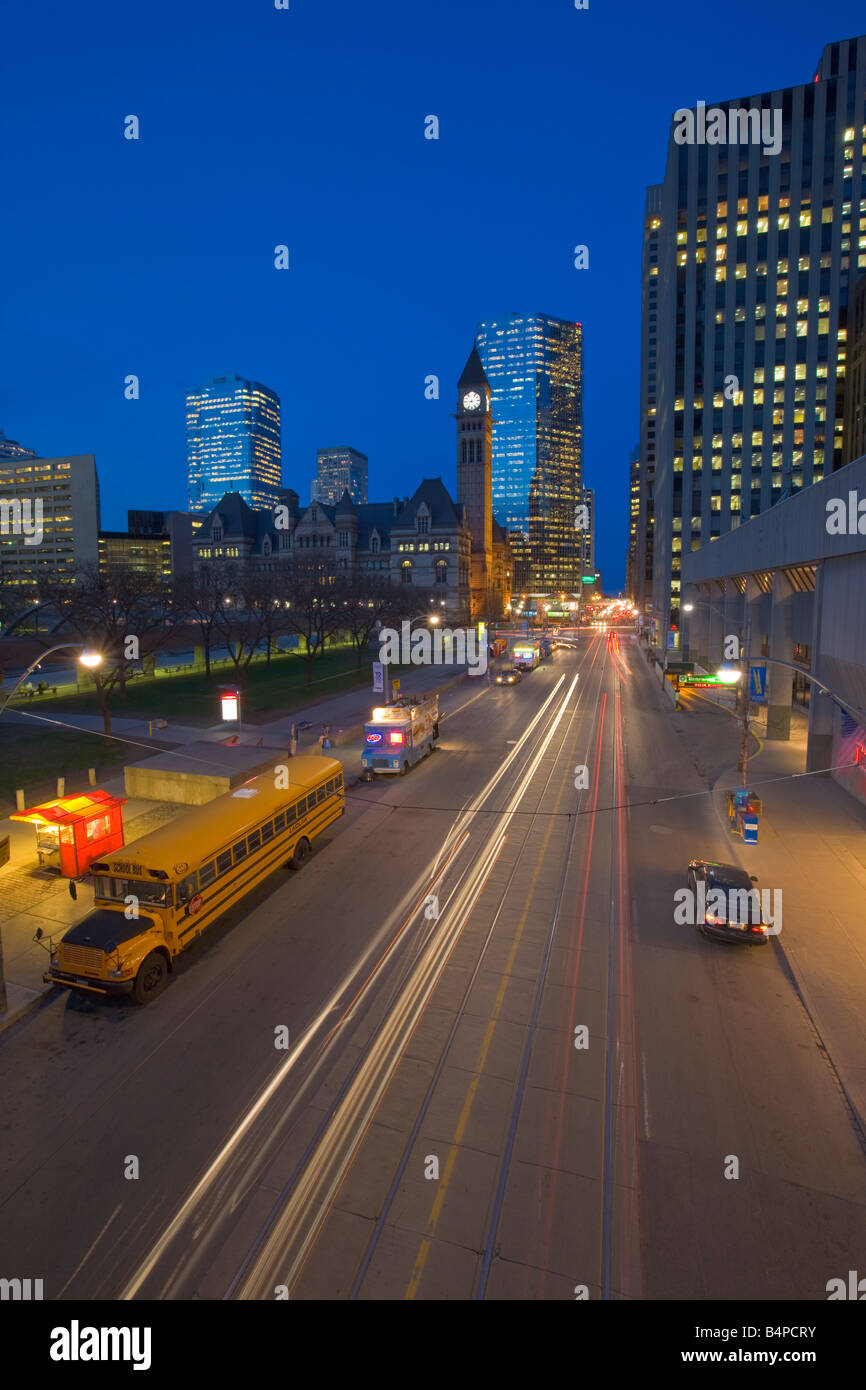 Queen Sie Street West, in der Nacht in der Innenstadt von Toronto, Ontario, Kanada. Stockfoto