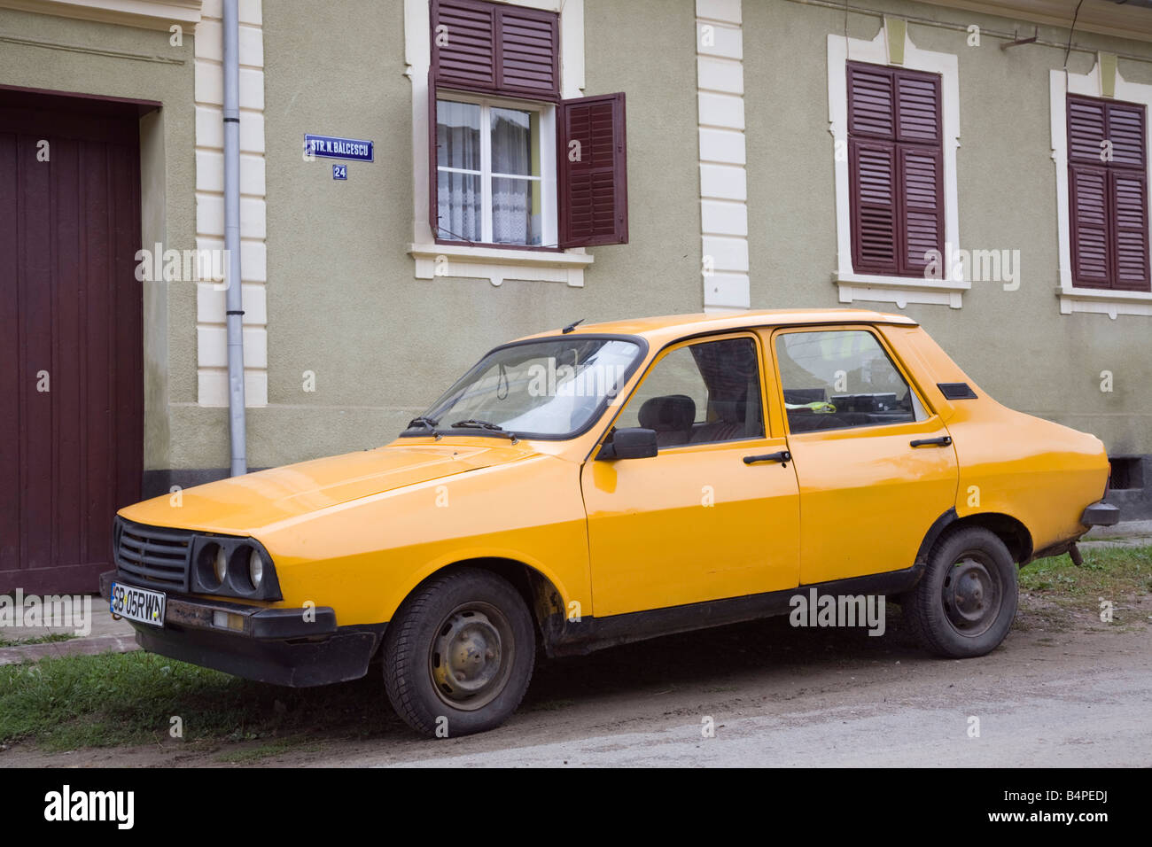 Birthälm Siebenbürgen Rumänien Europa traditionellen Stil gelb rumänischen Dacia 1310 Auto im Dorf Stockfoto