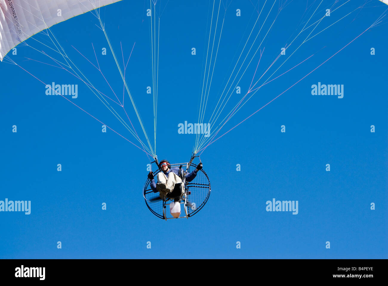 eine angetriebene Gleitschirmpiloten auf der Flucht vor einem strahlend blauen Himmel Stockfoto