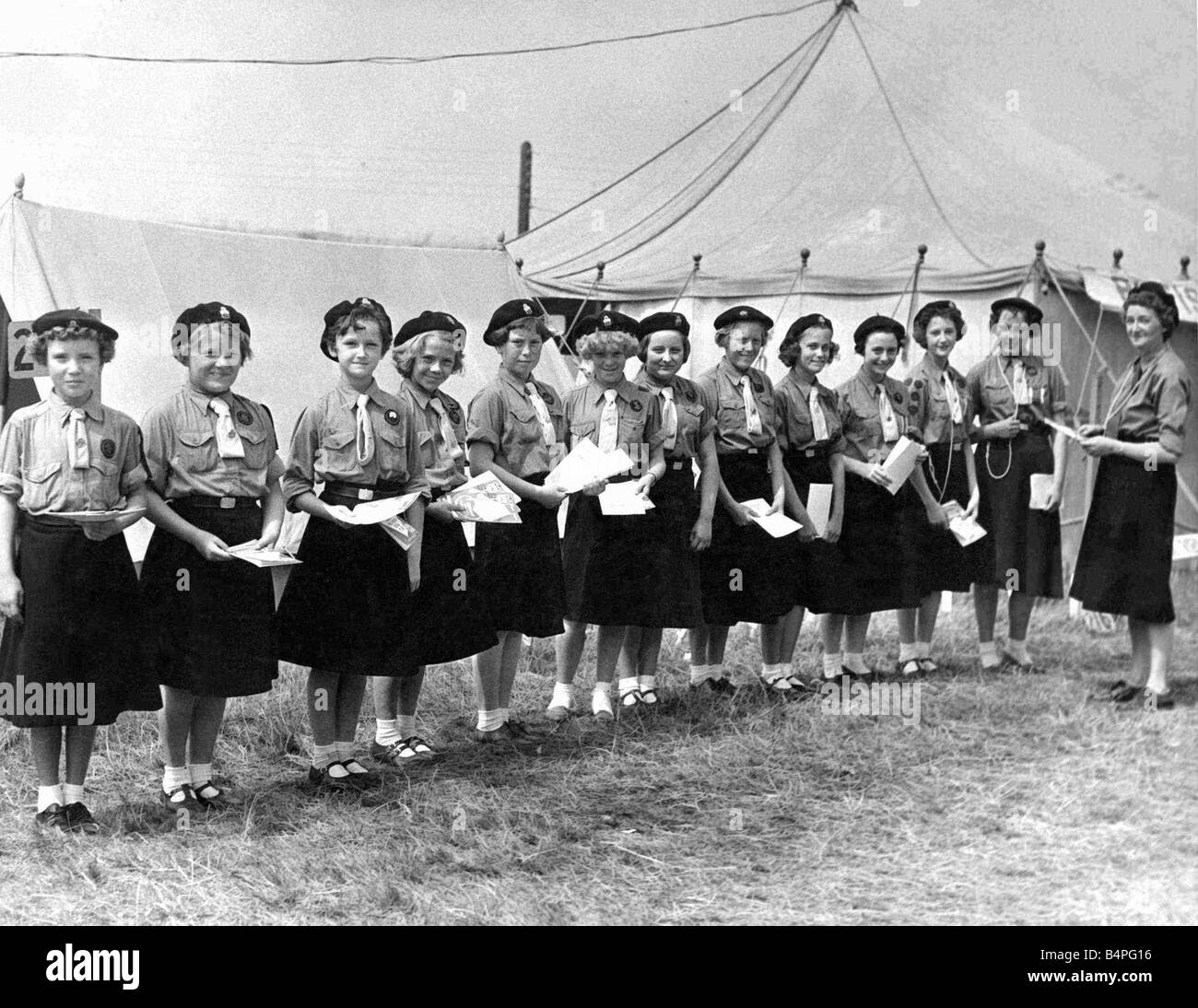 Landwirtschaft zeigt Royal Welsh Juli 1959 Pfadfinderinnen fungieren als Programm-Anbietern auf der Messe Stockfoto