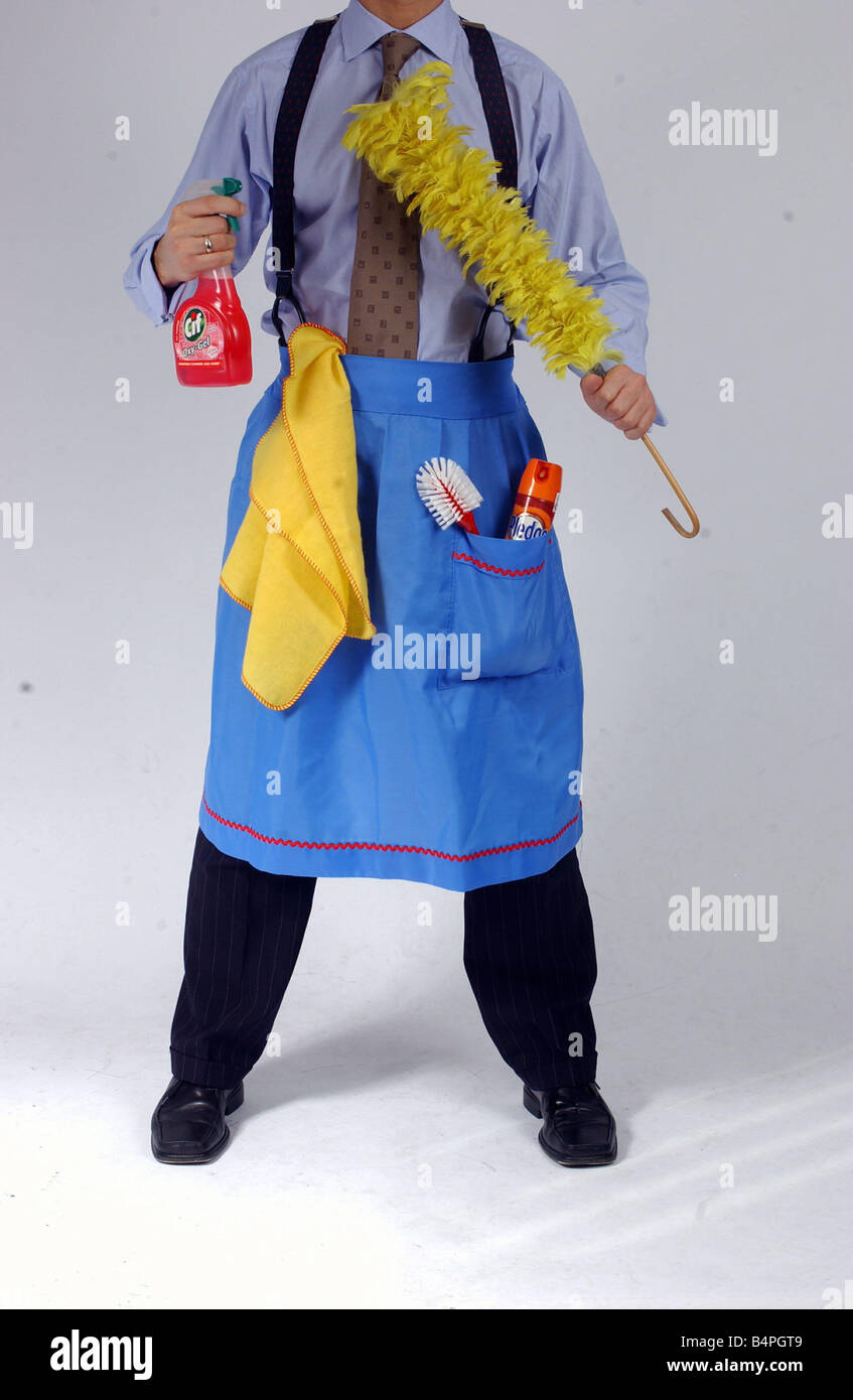 Veranschaulichung der inländischen Kampf der Geschlechter zeigen ein Hausmann mit Duster und Reinigungsmittel in einem Hemd gekleidet ein Stockfoto