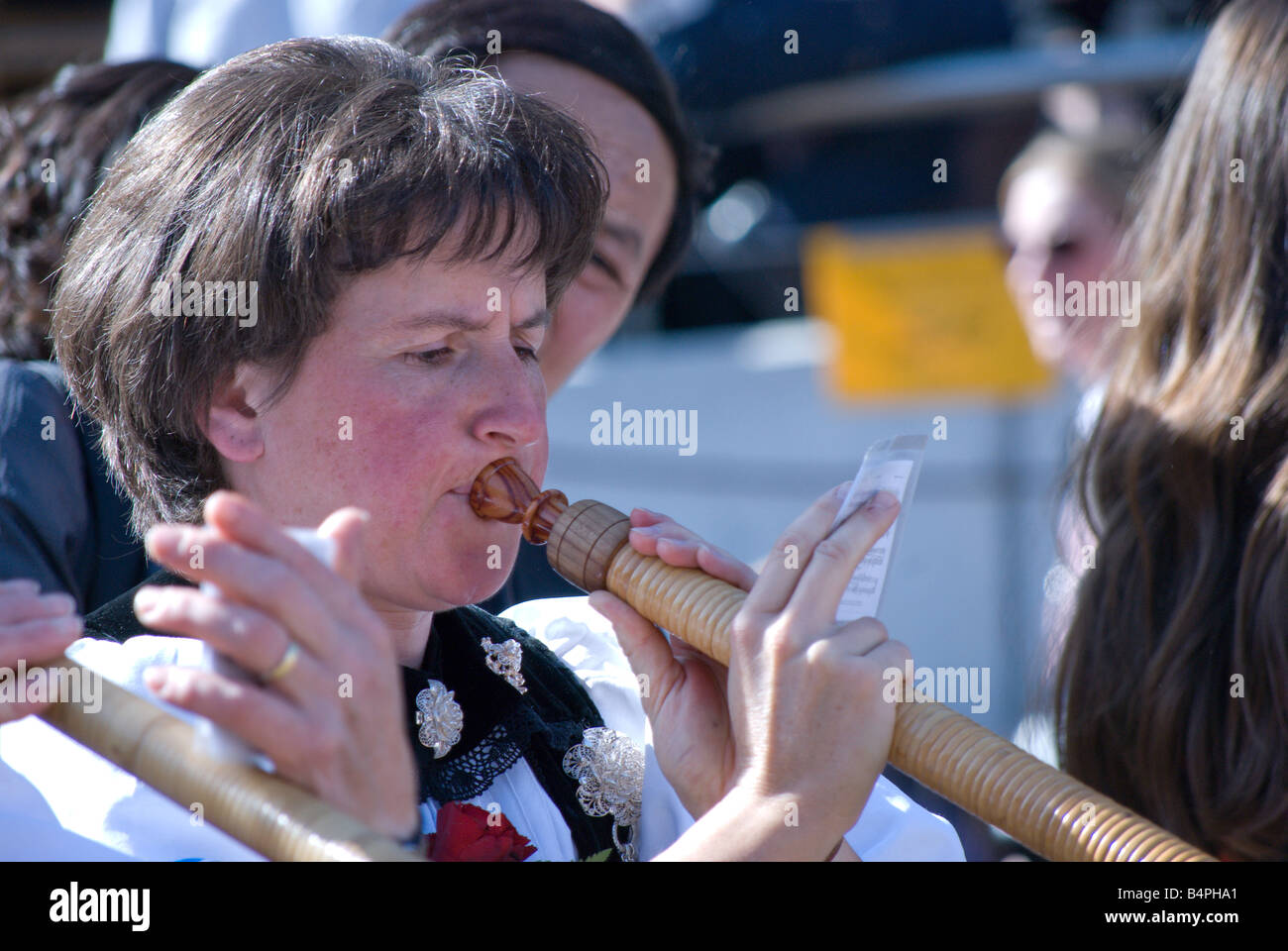 Nahaufnahme einer Frau Schweizer Alphorn zu spielen Stockfoto