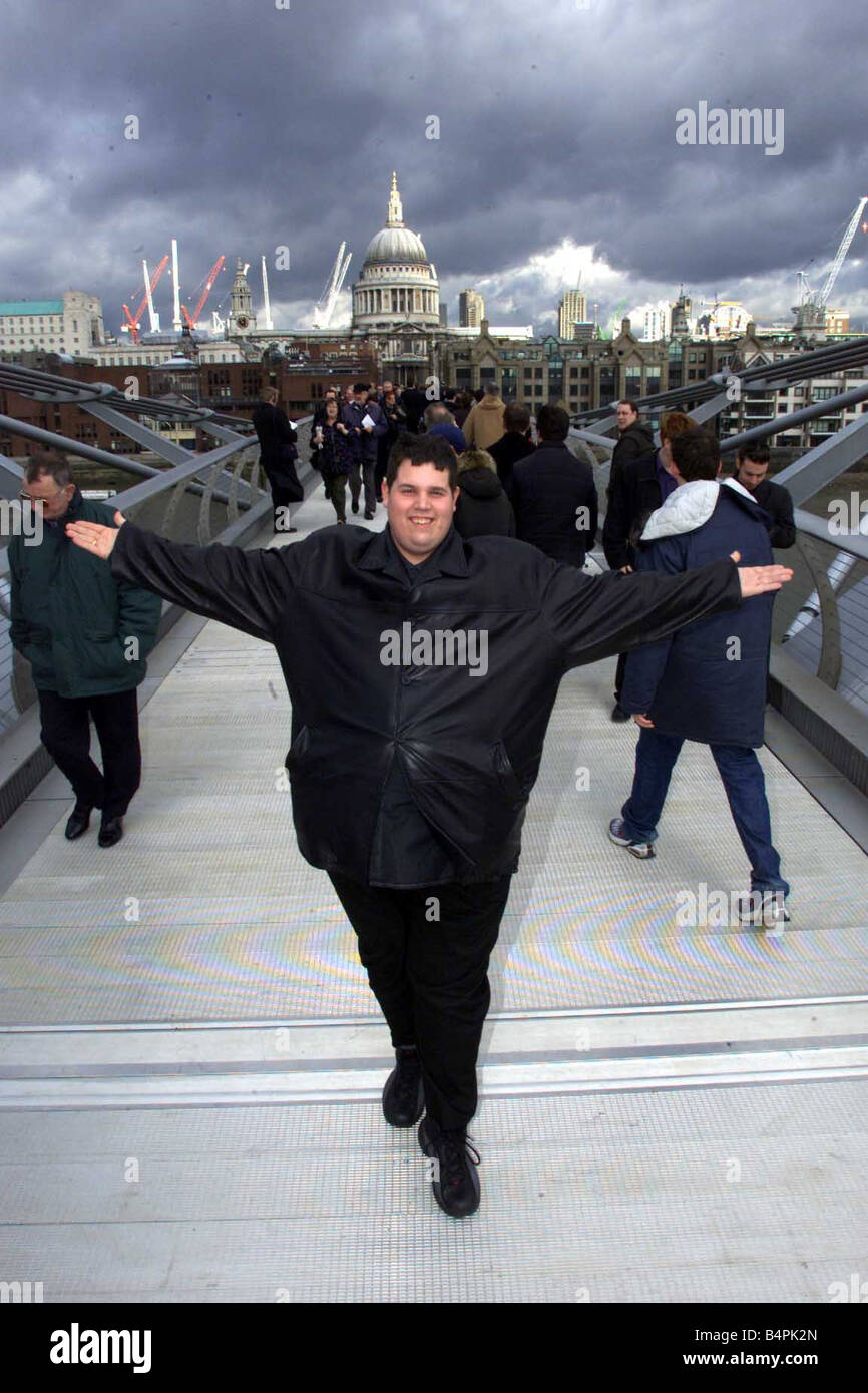 Pop Idol ablehnen Rick Waller an der Millennium Bridge um es zu testen s Stabilität Stockfoto
