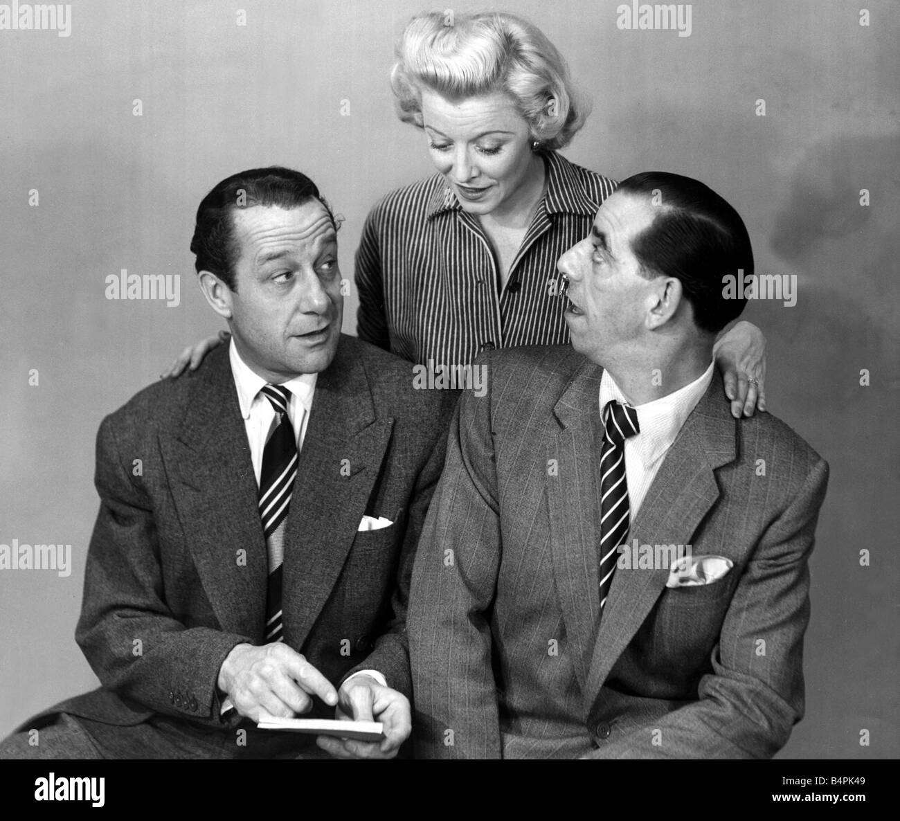 Jimmy Jewell und Ben Warris Komödie Doppelpack mit Sally Barnes August 1954 hier gesehen Stockfoto