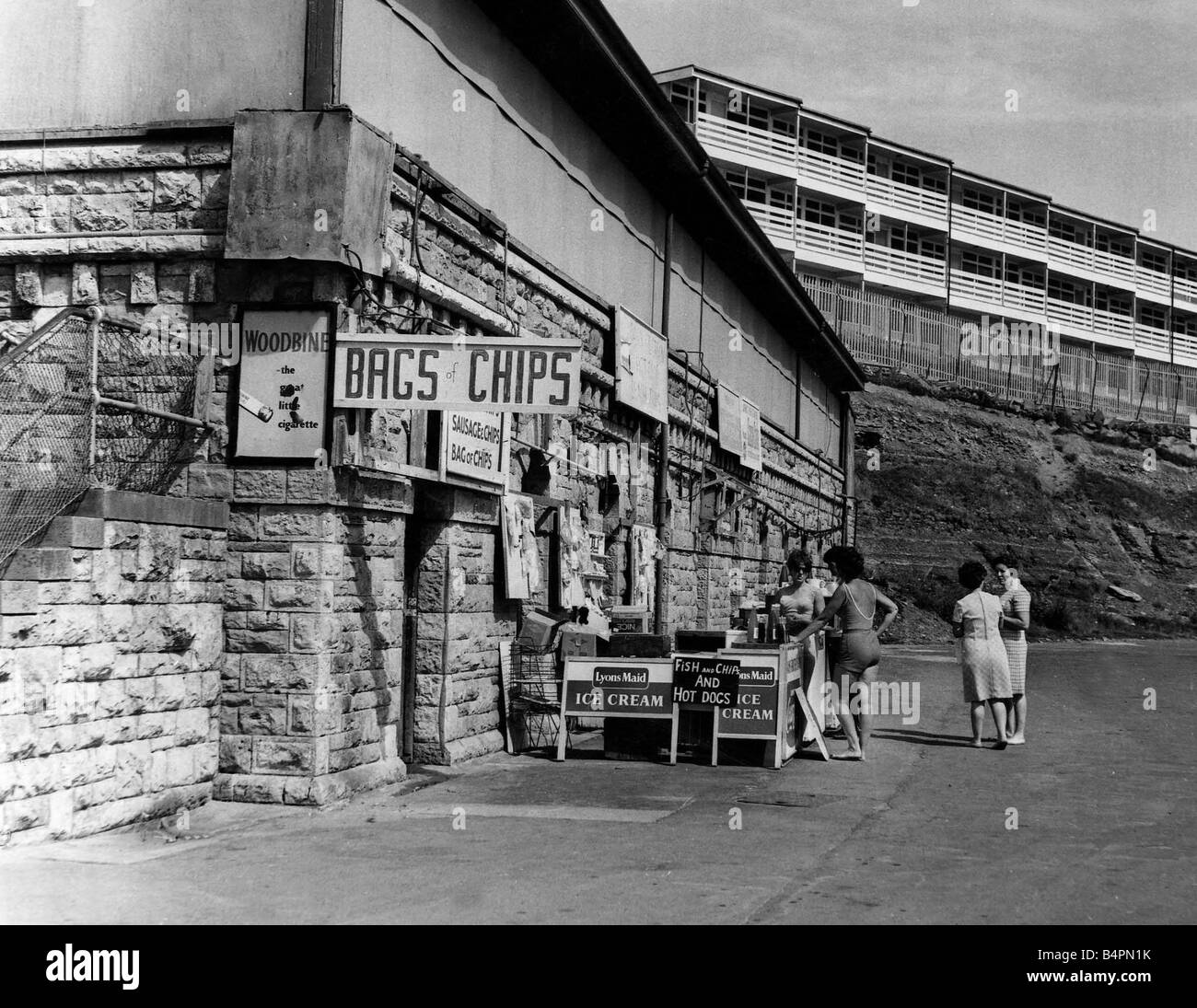 Cafés, Kioske und Fish &amp; Chips-Läden an Barry Island s Whitmore Bay Juni 1976 Stockfoto