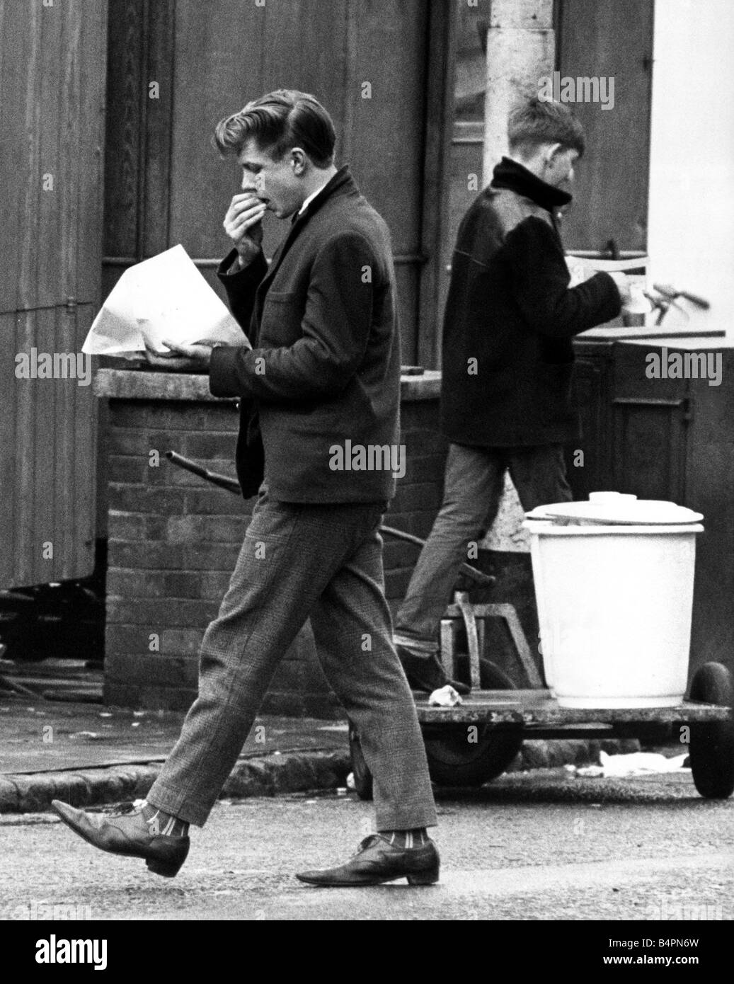 Mittag in Great Yarmouth und fast alle lokalen Shopper Essen Chips November 1962 Stockfoto