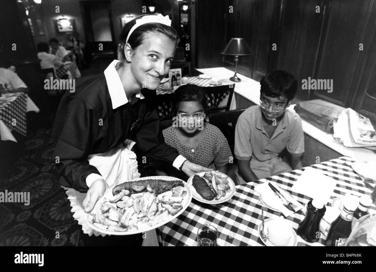 Kellnerin Georgina Bull serviert chinesische Kinder Chips am Ramsden s Hong Kong September 1992 Stockfoto