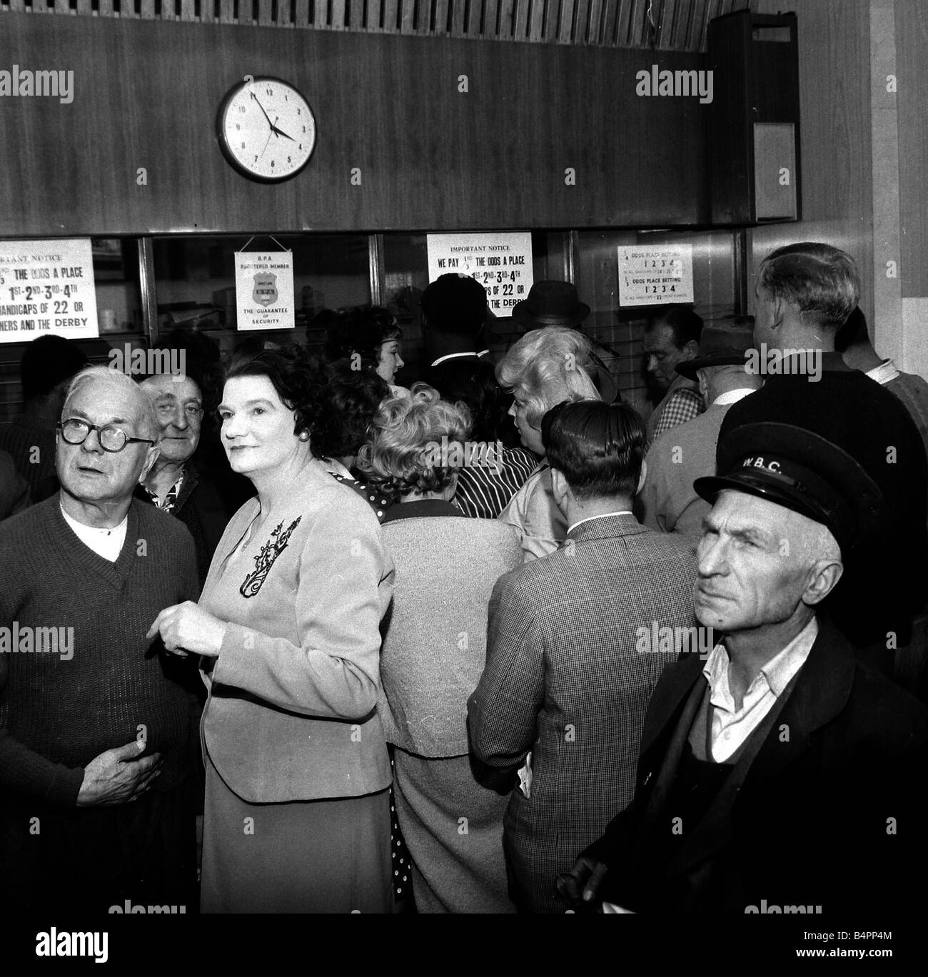 Ein beschäftigt Szene in einem Wettbüro mit Börsenspekulanten Schlange, um Wetten Minuten vor dem Start des Epsom Derby Juni 1962 zu machen Stockfoto