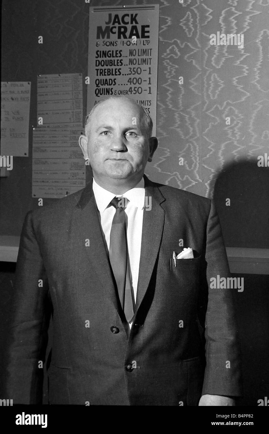 Buchmacher Sidney Glanz in seine Wettbüro in der Isle Of Man kein Bargeld Wetten darf in seinem Geschäft Juni 1969 Stockfoto