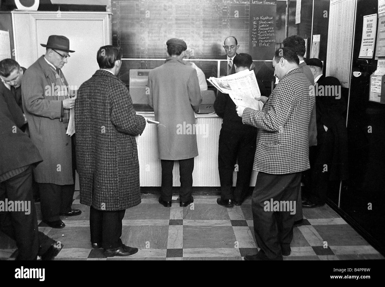 Eine Warteschlange von Börsenspekulanten darauf warten, in der Werkstatt vor einem Rennen März 1963 Wetten Stockfoto
