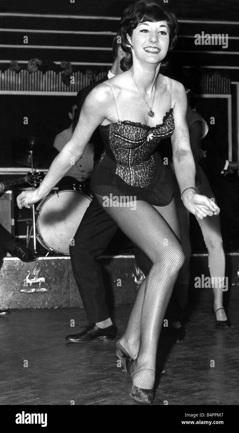 Sandra Gordon mit 18 Jahren, dass die Twist Showgirls an Whiksy ein Gogo in der Wardour Street London eine neue Tanz-Routine hatte zeigt Stockfoto