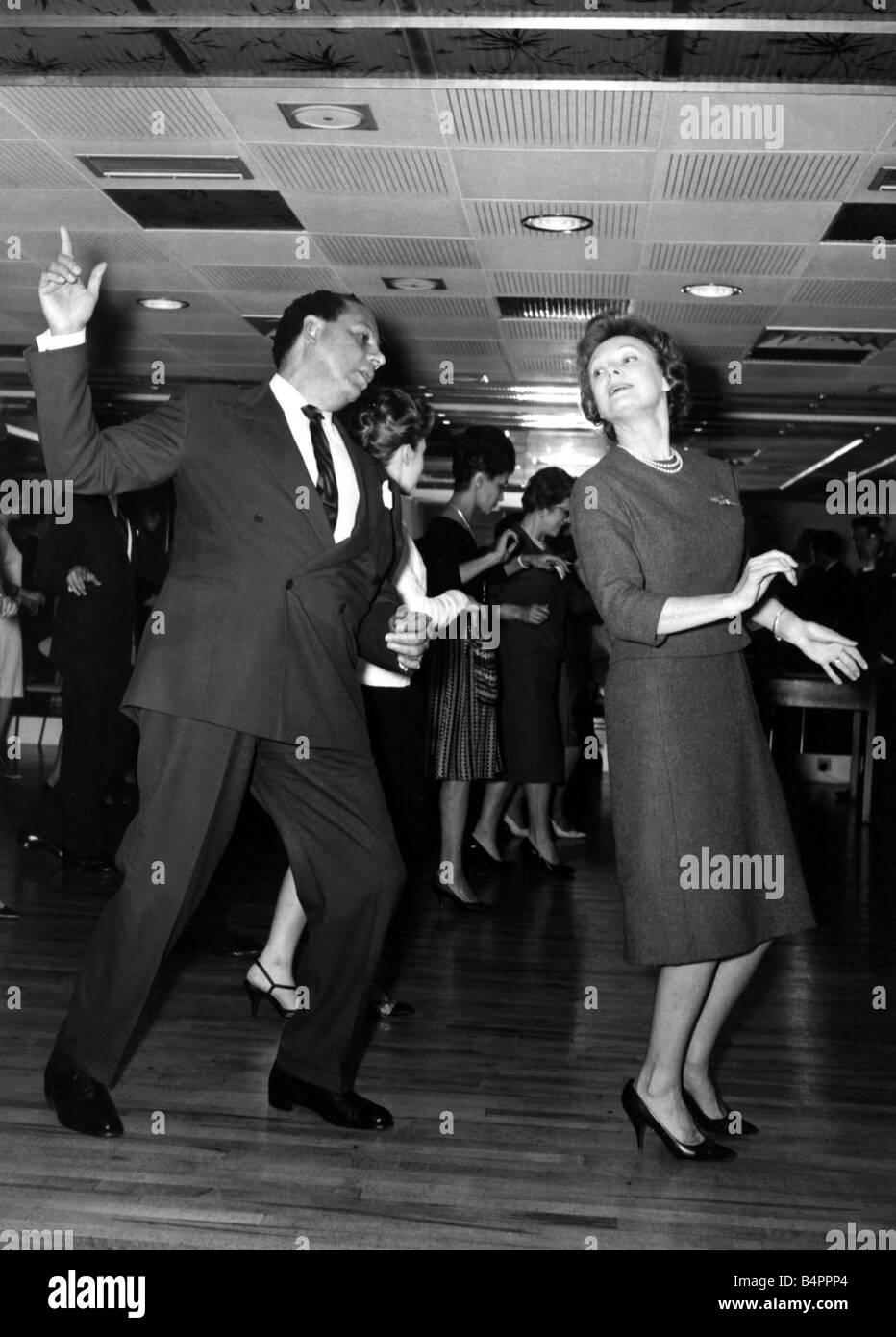 Anna Neagle Edmundo Ros tanzen die Bossa Nova-1962 Stockfoto