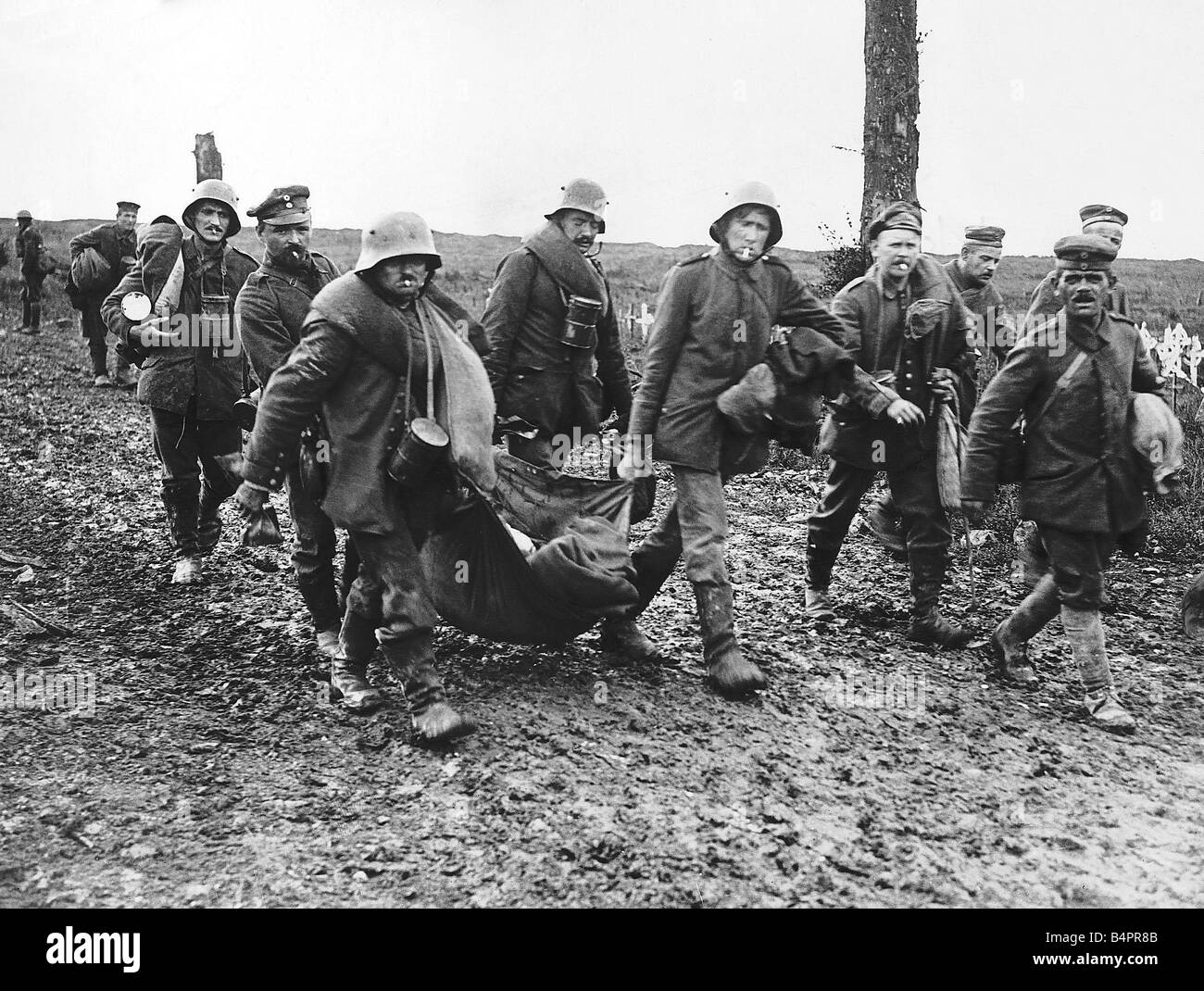 Deutsche Kriegsgefangene tragen einen verletzten Kollegen im ersten Weltkrieg 1918