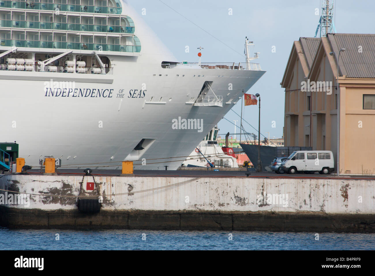 Des weltweit größte Kreuzfahrtschiff, Unabhängigkeit der Meere, Las Palmas auf Gran Canaria zu besuchen. Stockfoto