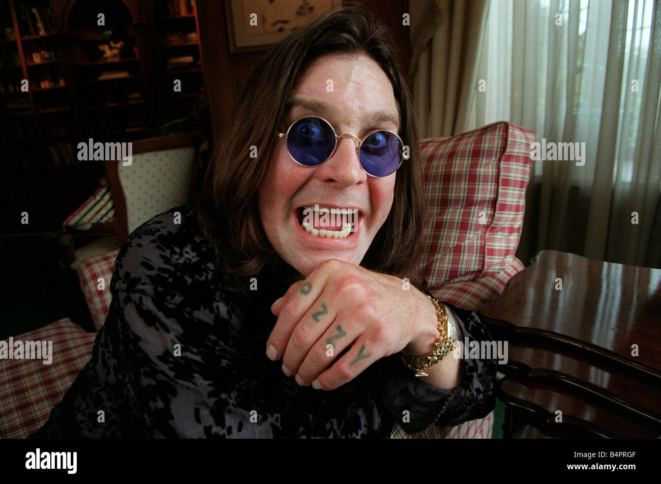 Ozzy Osbourne Singer Oktober 1998 Leadsängerin mit Rock Band Black Sabbath zu Hause sitzen Stockfoto