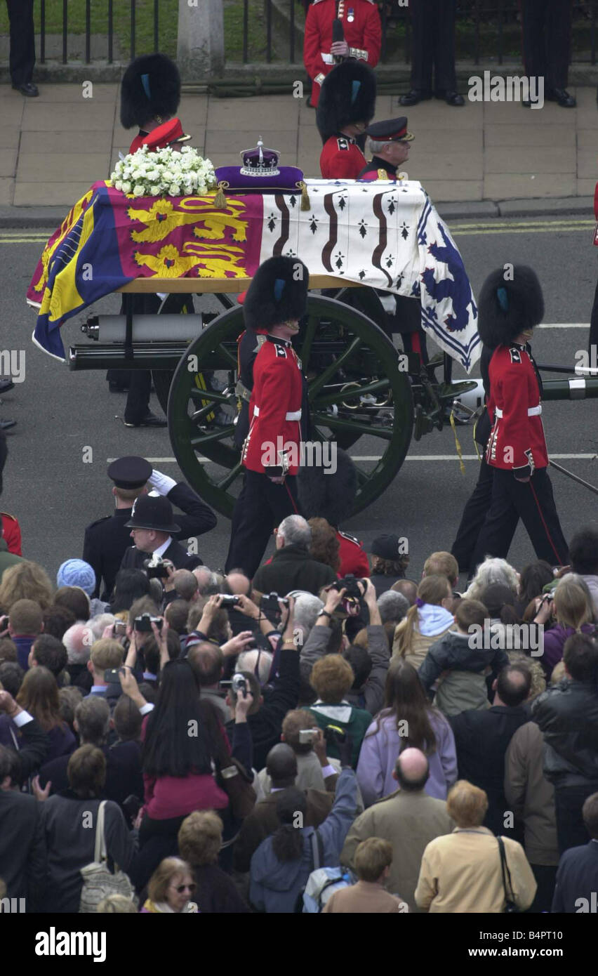 Königsmutter Beerdigung April 2002 The Queen Mother s Beerdigung vom Dach des Finanzministeriums Parliament Square Gebäude Stockfoto